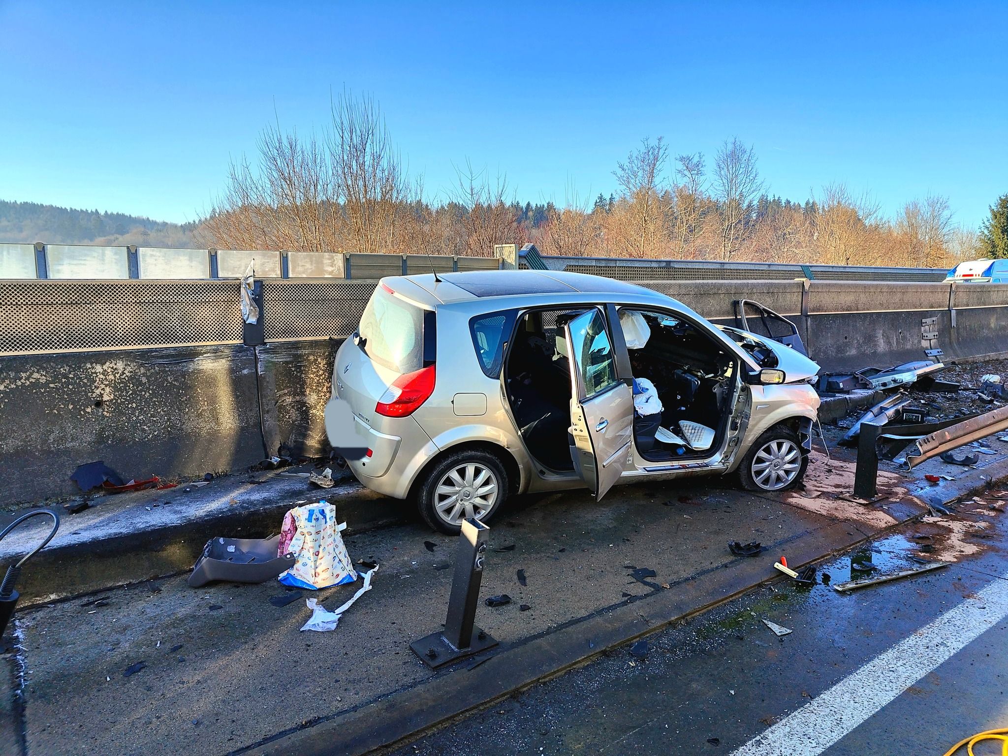 Eine Autofahrerin prallte gegen zwei Leitschienen und wurde im Fahrzeug eingeklemmt. 