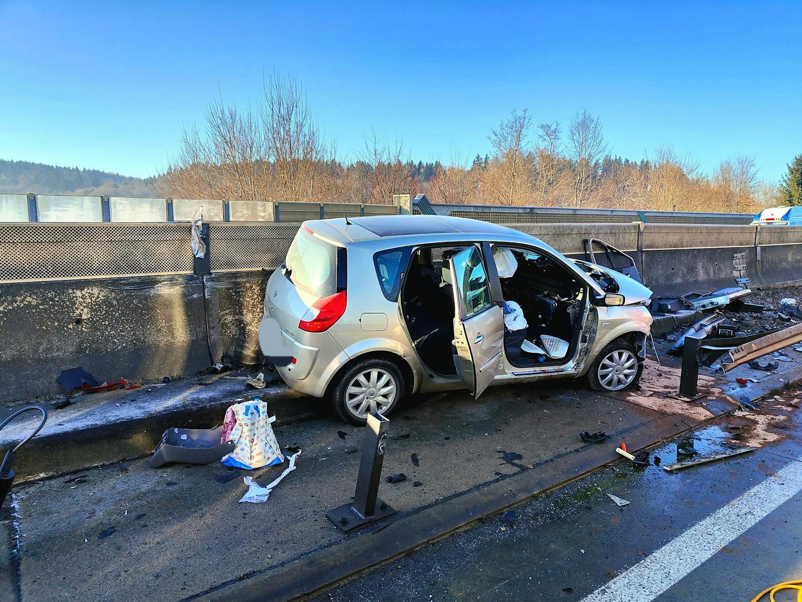 Eine Autofahrerin prallte gegen zwei Leitschienen und wurde im Fahrzeug eingeklemmt. 