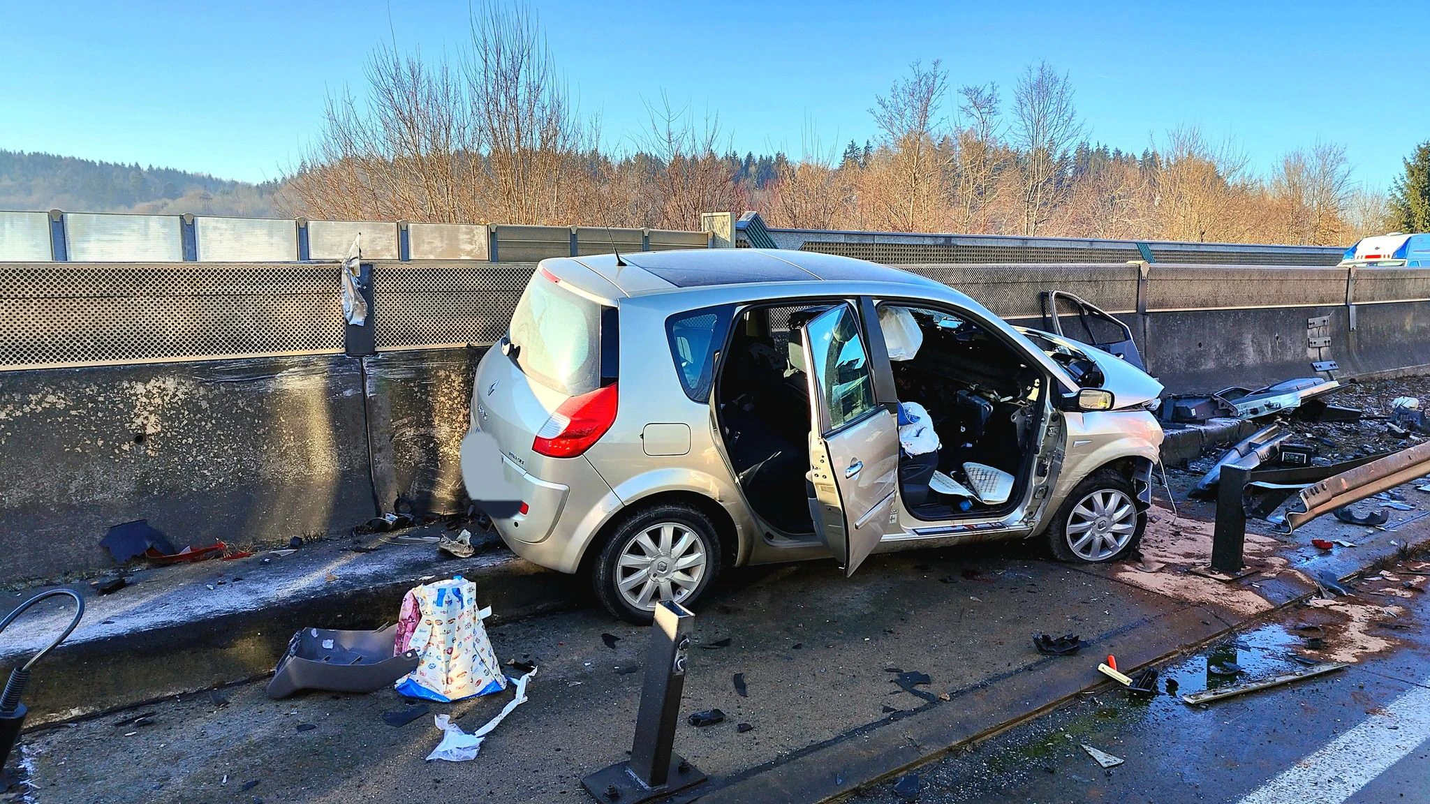 Eine Autofahrerin prallte gegen zwei Leitschienen und wurde im Fahrzeug eingeklemmt. 