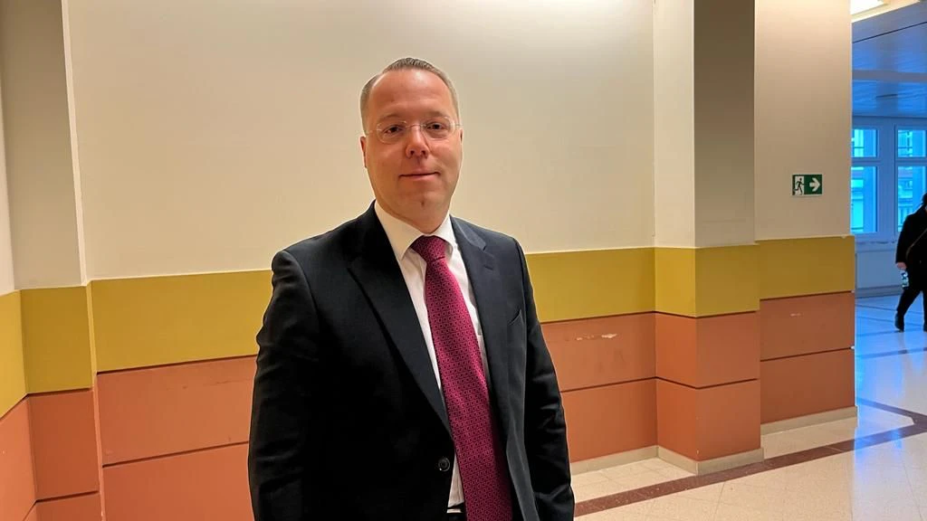 Anwalt Lukas Leszkovics verteidigt den Familienvater, dem 15 Jahre Haft drohen.