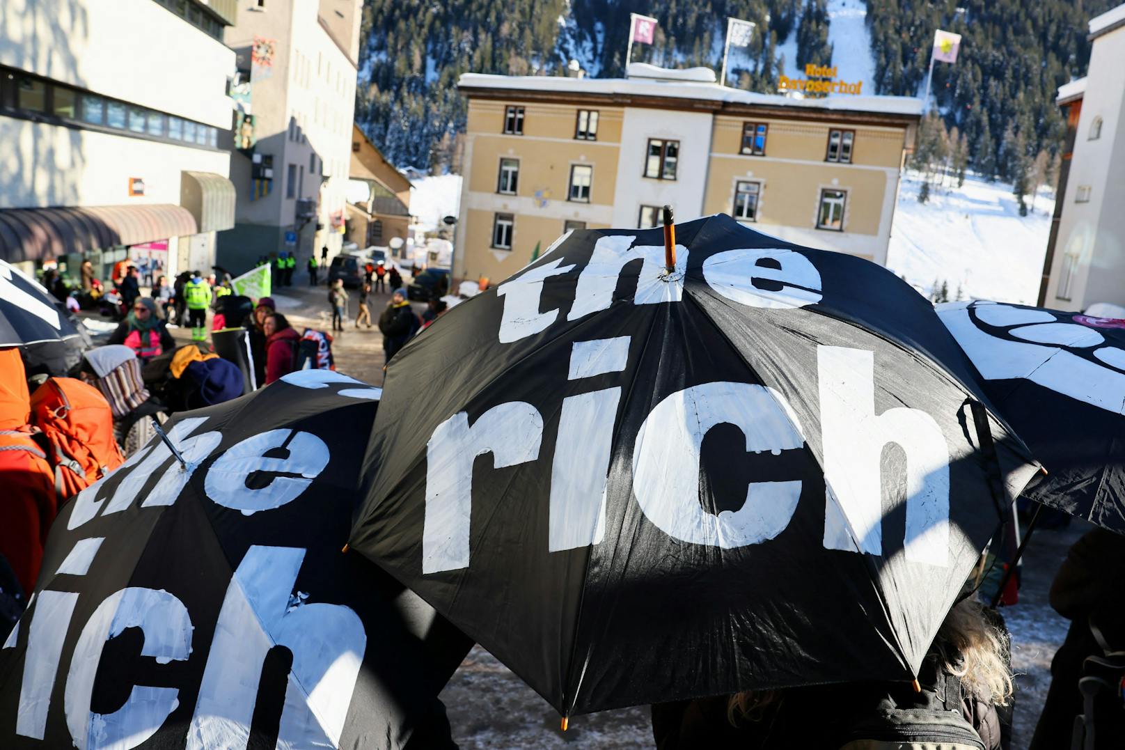 Klimaaktivisten und Demonstranten, die gegen das Weltwirtschaftsforum (WEF) demonstrieren, nehmen an einem Protest vor der Eröffnung des WEF-Jahrestreffens in Davos, teil.