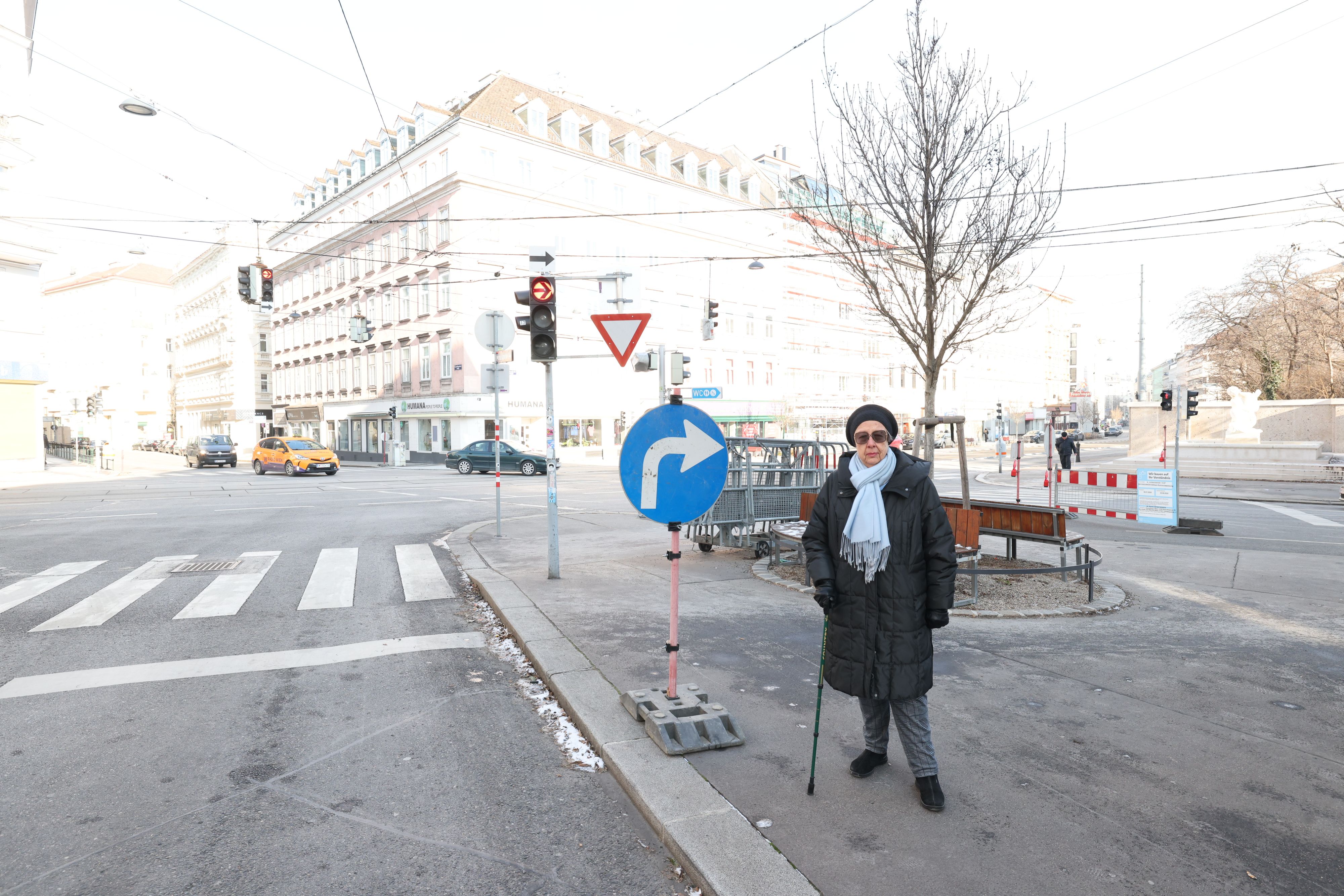 In der Boltzmanngasse in Wien-Alsergrund darf man nur mehr rechts abbiegen. Das erschwert nicht nur Anrainerin Renate K. das Leben.