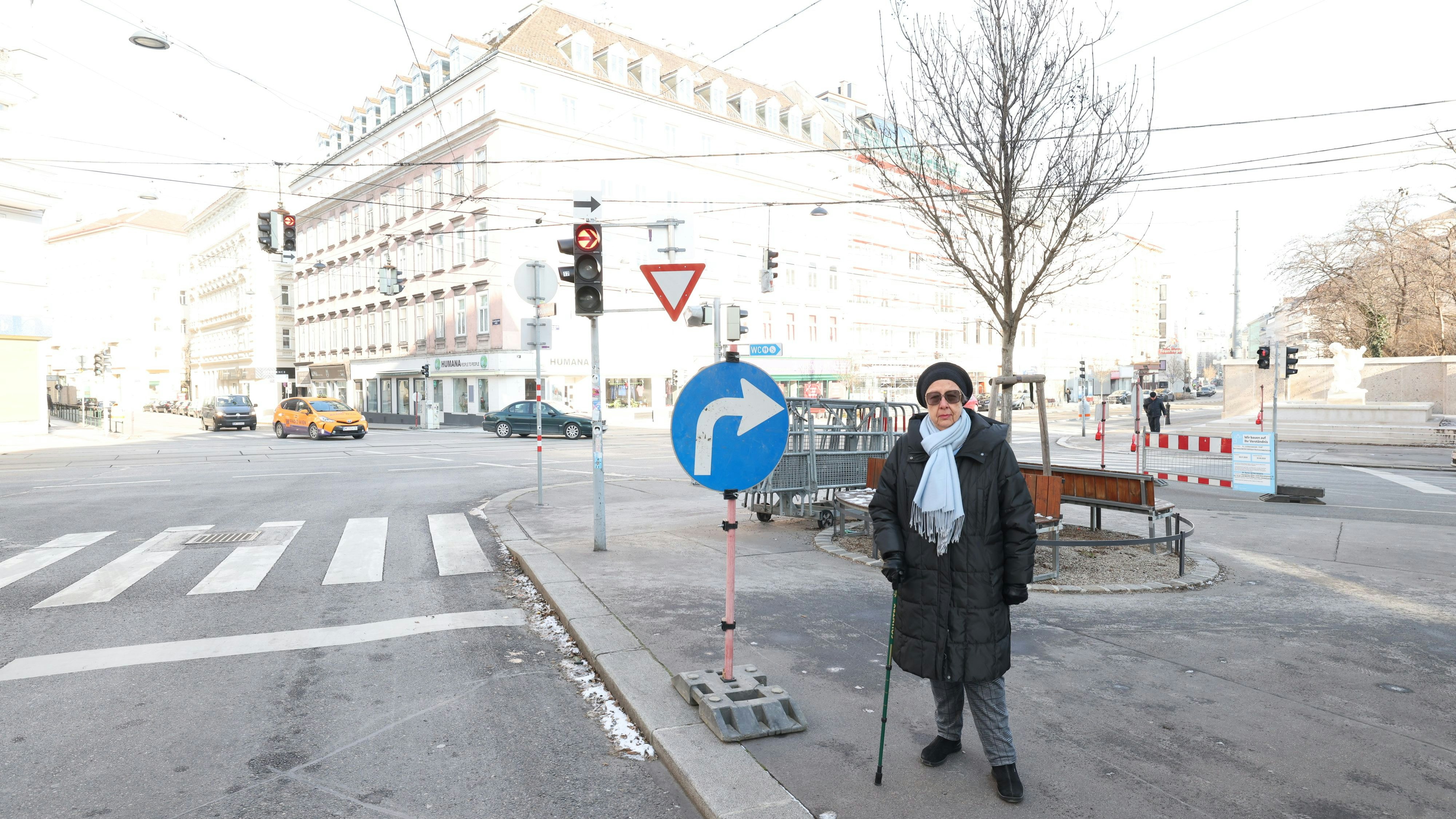 In der Boltzmanngasse in Wien-Alsergrund darf man nur mehr rechts abbiegen. Das erschwert nicht nur Anrainerin Renate K. das Leben.