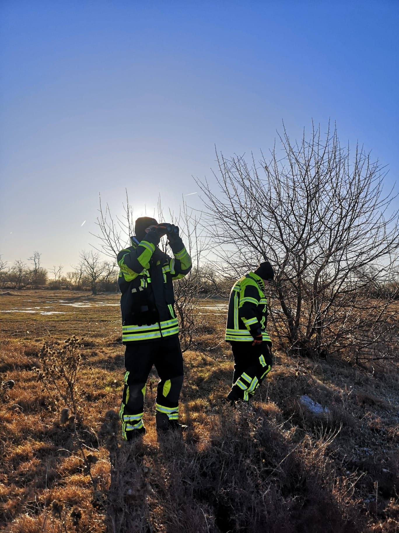 Helfer suchen am Neusiedler See nach dem Vermissten. 