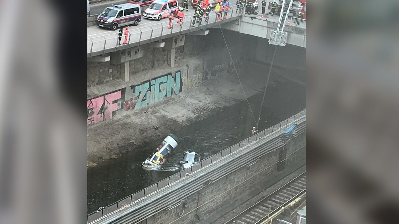 Auch eine Litfaßsäule riss der Fahrer in die Tiefe.