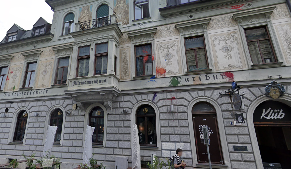 Im vergangenen Sommer wurde die Fassade dieses denkmalgeschützten Hauses in Graz beschädigt. Nun wurden zwei verdächtige Frauen ausgeforscht. 