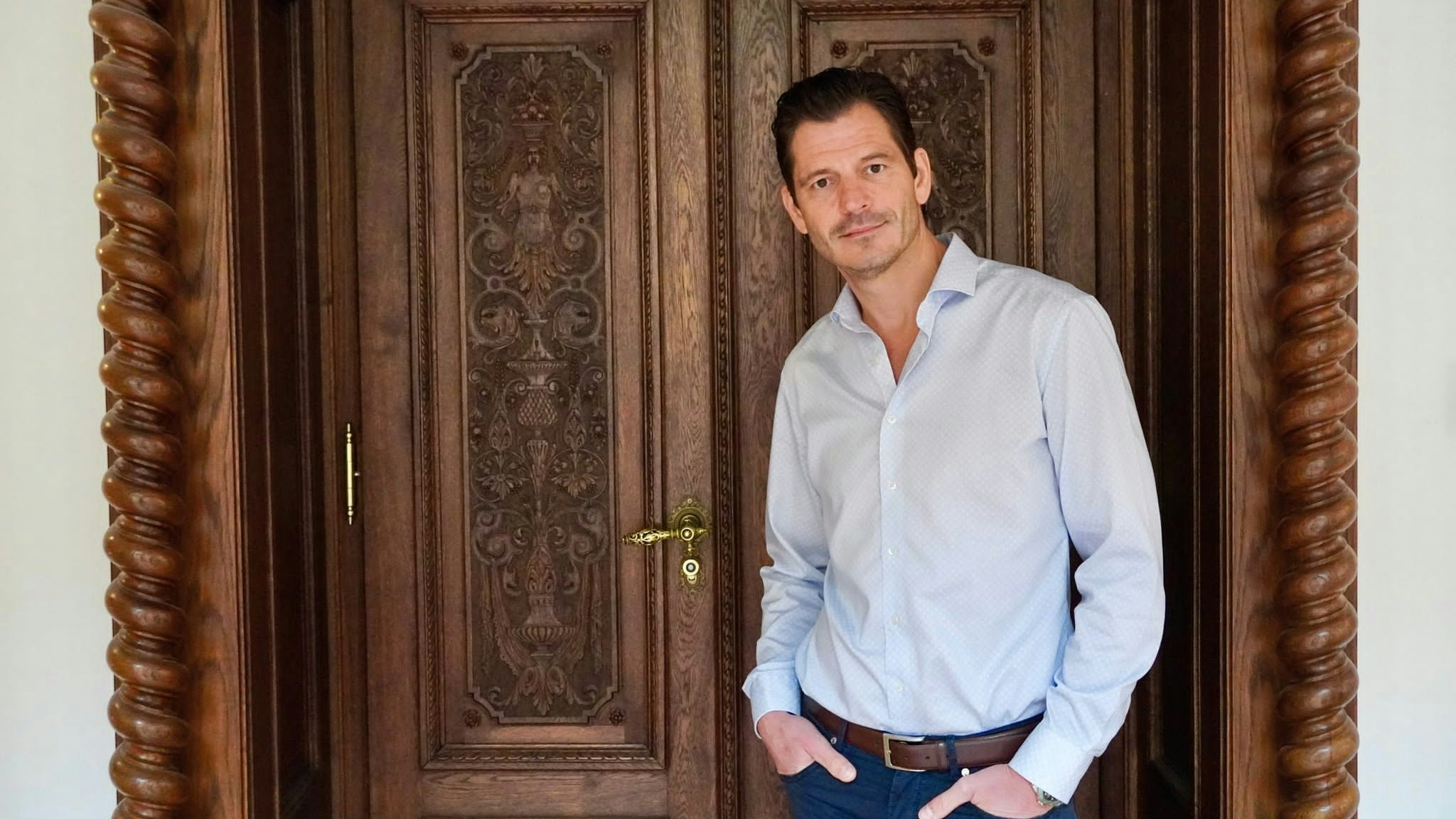 Hannes Koza vor dem Trauungssaal in Vösendorf