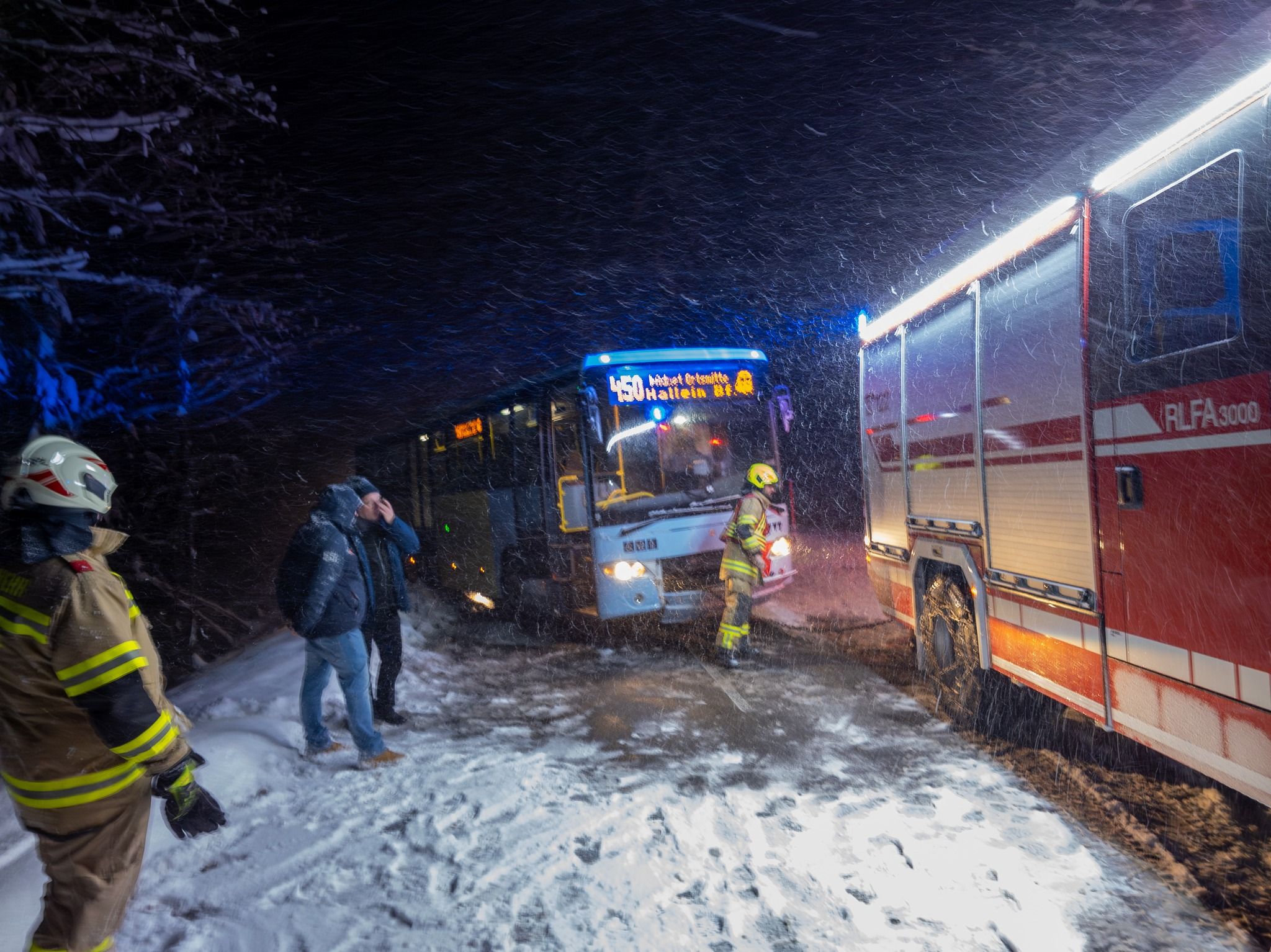 Ein Postbus der ÖBB schlitterte in Richtung Abhang.