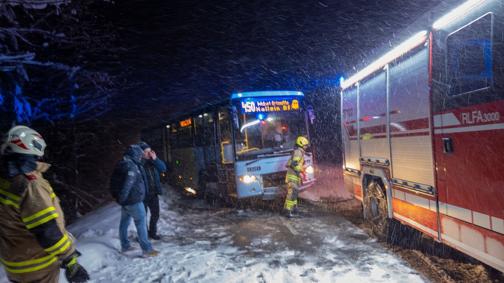 Linienbus drohte über Berghang hinabzustürzen
