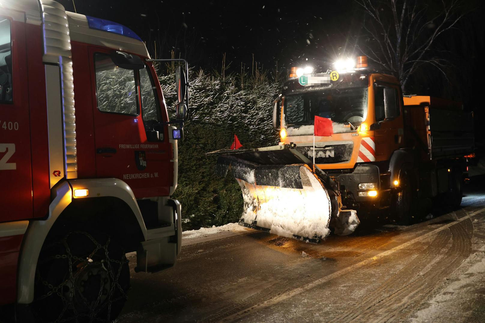 Ein schwerer Unfall zwischen einem Pkw und einem Schneepflug in Neukirchen am Walde (Bezirk Grieskirchen) am späten Montagabend ging offenbar verhältnismäßig glimpflich aus.