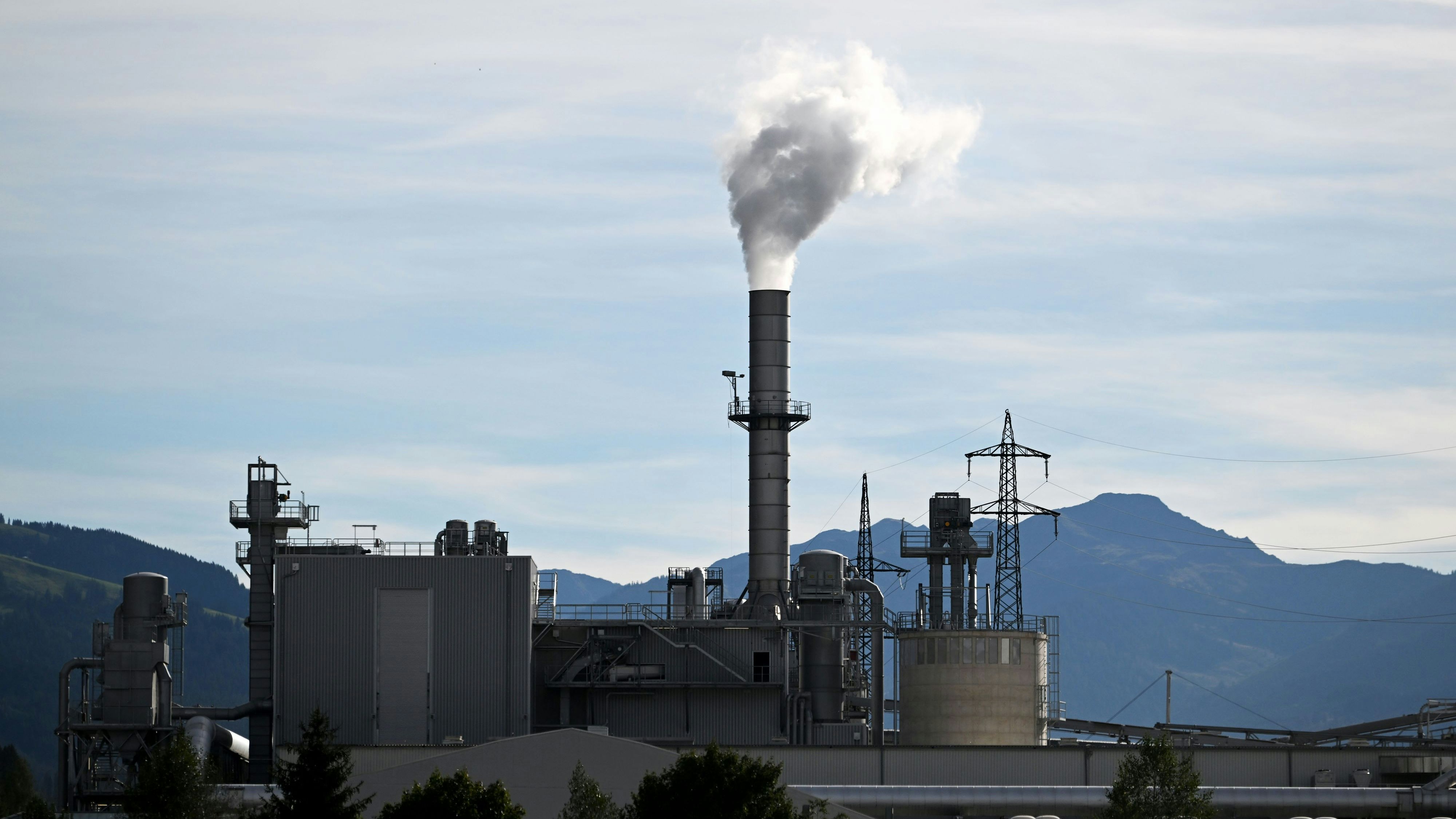 Download von www.picturedesk.com am 16.01.2024 (10:47).  ABD0009_20220913 - ST. JOHANN/TIROL - ÖSTERREICH: ++ THEMENBILD ++ llustration zum Thema Klima / Klimaschutz / Energie / Emissionen / Ausstoß eines Industriellen Betriebes am Montag, 11. September 2022. - FOTO: APA/BARBARA GINDL - 20220912_PD15423 - Rechteinfo: Rights Managed (RM)