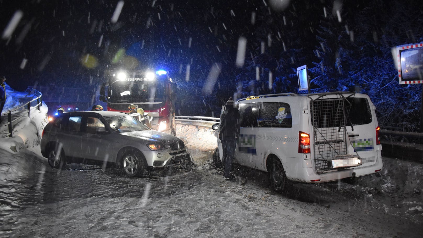 Autofahrer (36) kollidiert auf Schneefahrbahn mit Taxi