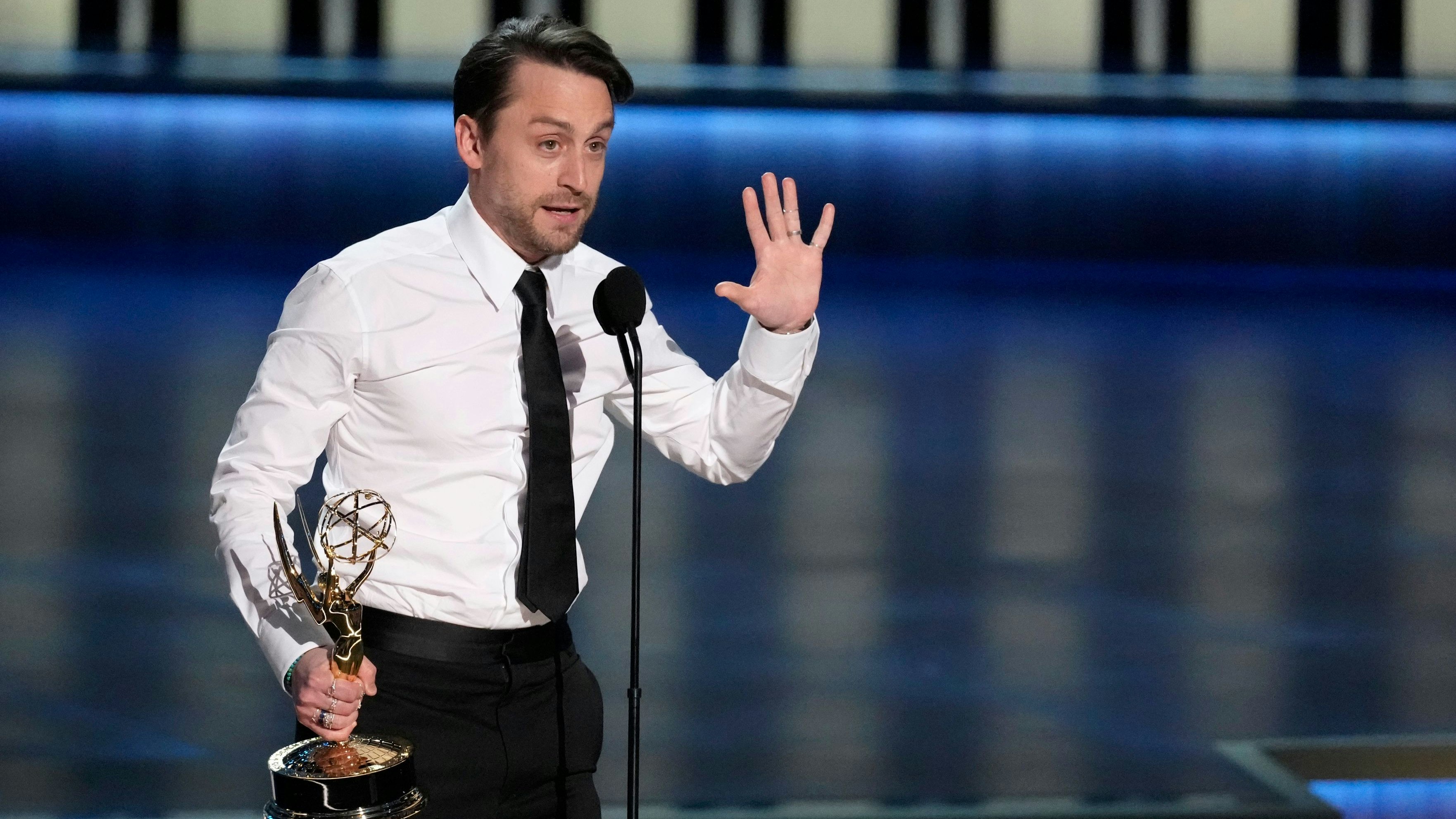 Kieran Culkin nimmt den Preis für den herausragenden Hauptdarsteller in einer Dramaserie für "Succession" während der 75. Emmy Awards 