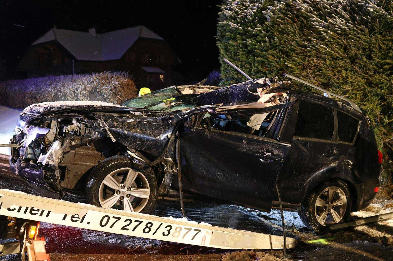 Ein schwerer Unfall zwischen einem Pkw und einem Schneepflug in Neukirchen am Walde (Bezirk Grieskirchen) am späten Montagabend ging offenbar verhältnismäßig glimpflich aus.