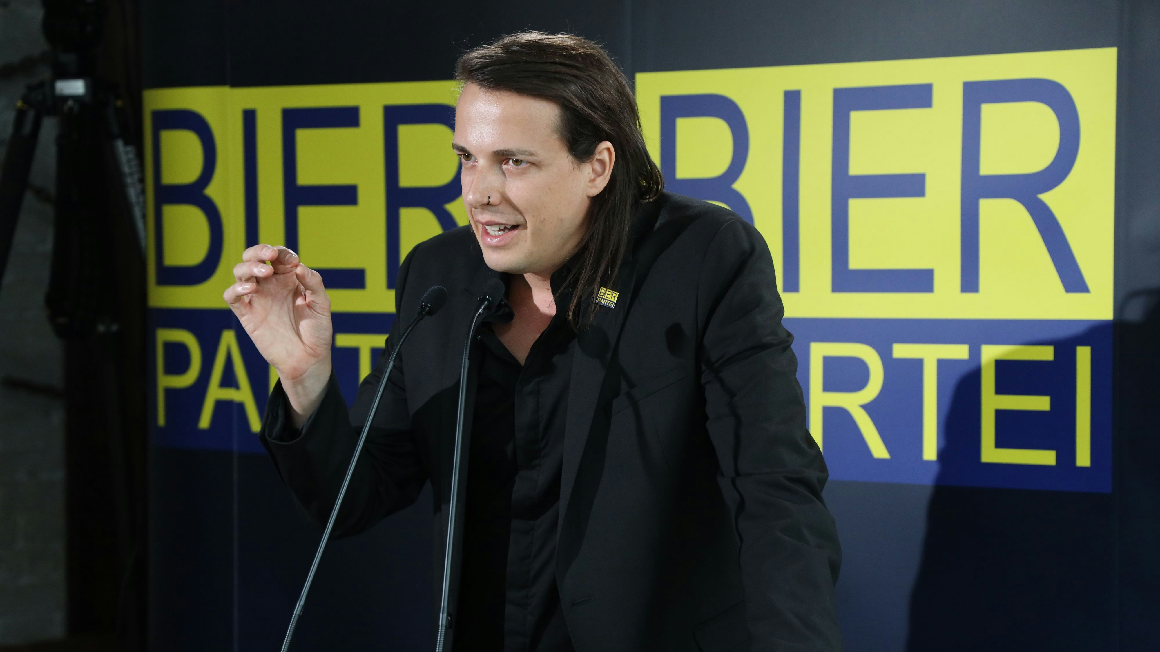 Bierpartei-Chef Dominik Wlazny. Am Donnerstag (18.01.2024) wird er ein Statment bezüglich der Nationalratswahl antreten. 