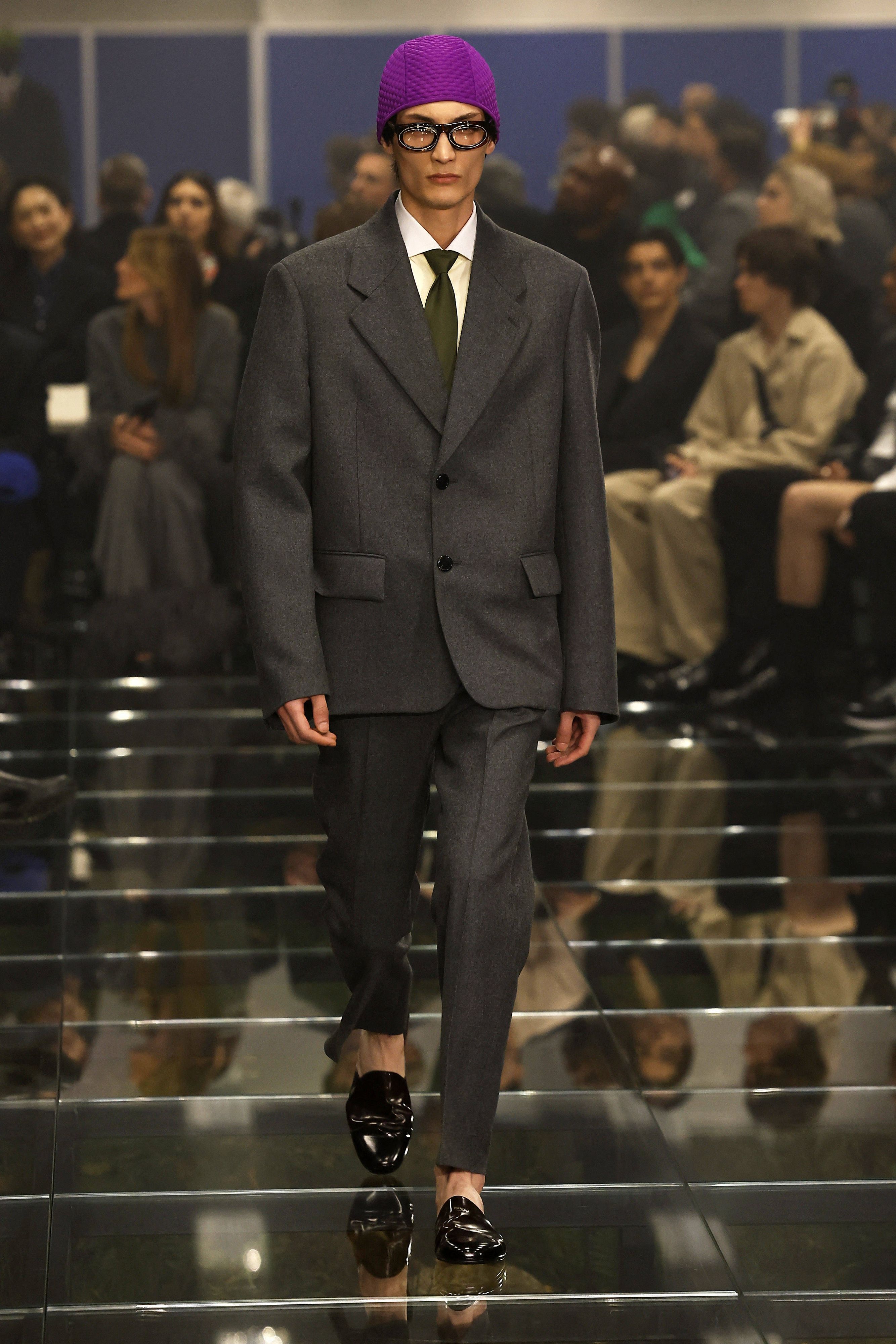 Mann trägt im nächsten Winter Prada-Badehaube statt Wollmütze.