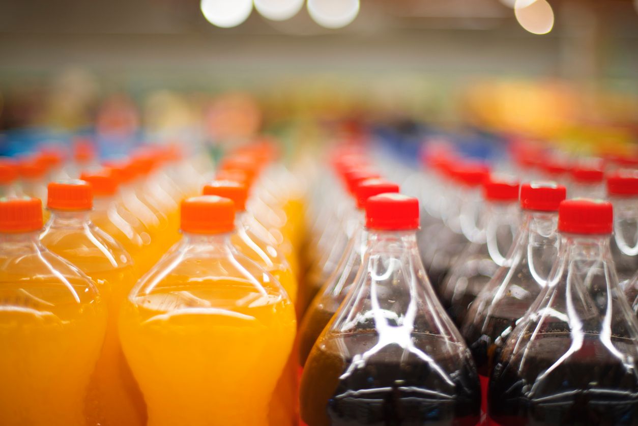 Limonaden, Fruchtsäfte, Energy- und Softdrinks sind in aller Regel überzuckert.&nbsp;