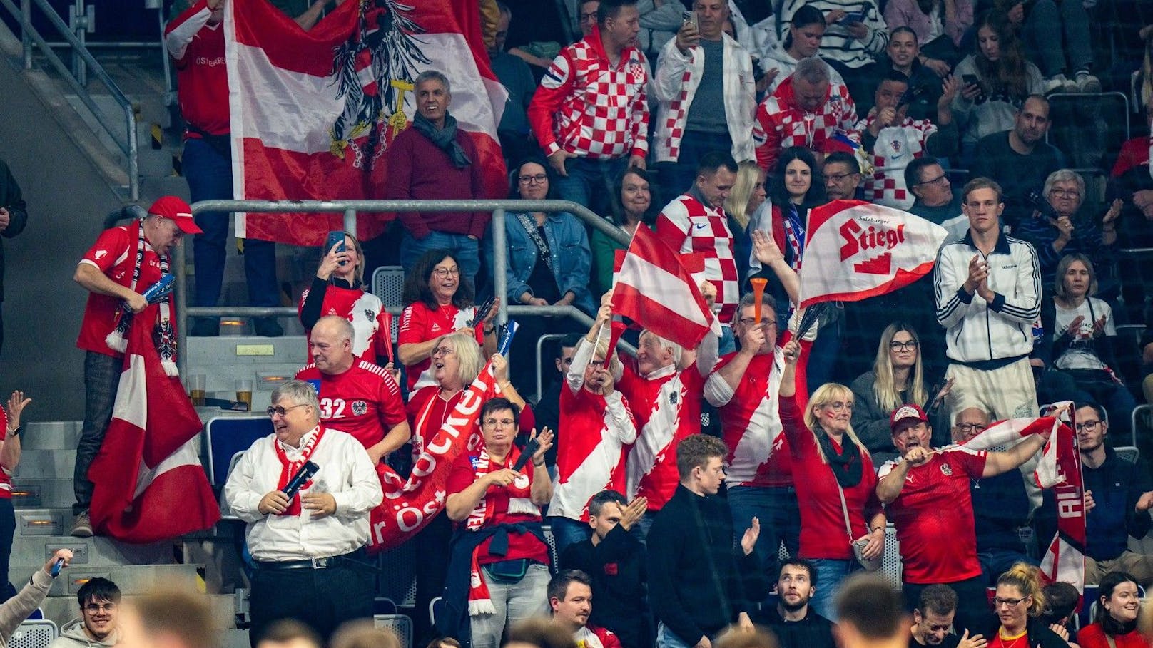 Schön: Kroaten und Österreicher feiern im Publikum Seite an Seite den Aufstieg.