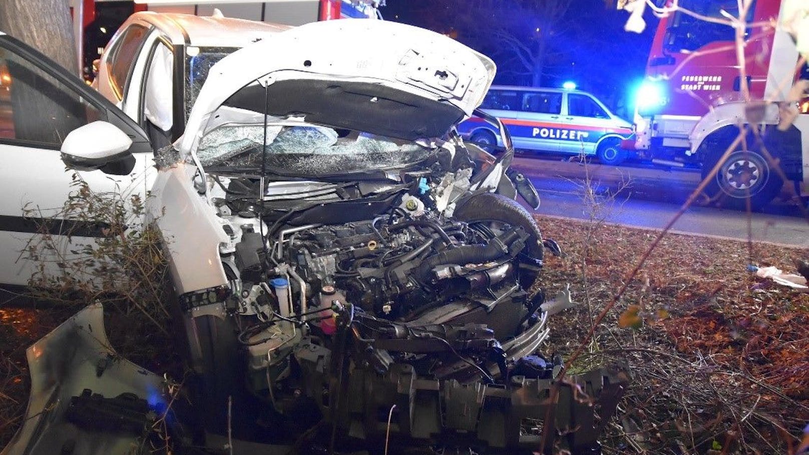 Beide Autos wurden bei dem Crash schwer beschädigt.