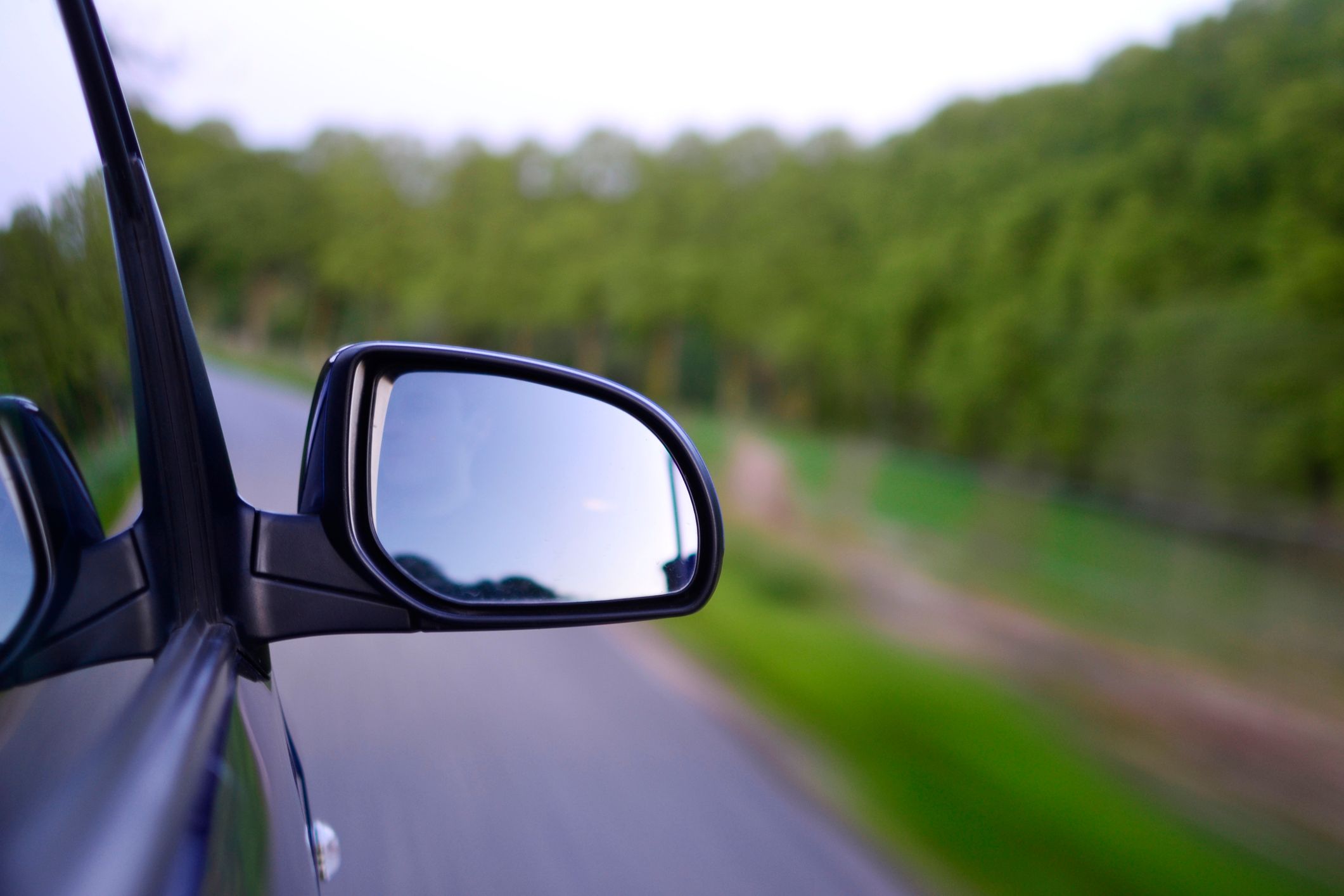 Bei dem Unfall ging der Seitenspiegel des grauen Toyota zu Bruch. Symbolbild. 