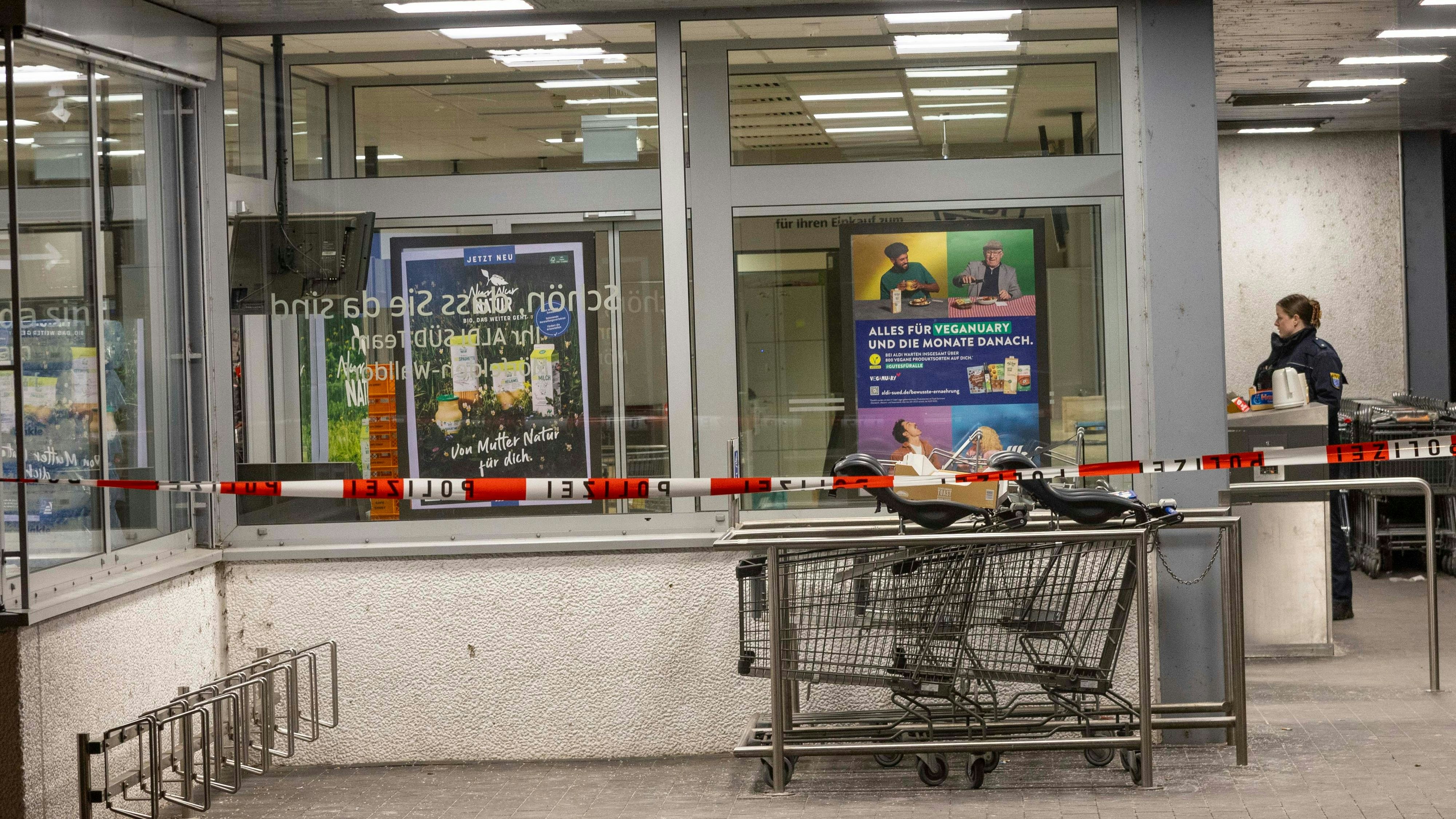 Am Montagabend gegen 19.15 Uhr betrat der Mann die Aldi-Filiale in Mörfelden-Walldorf und schoss auf die Kassiererin.