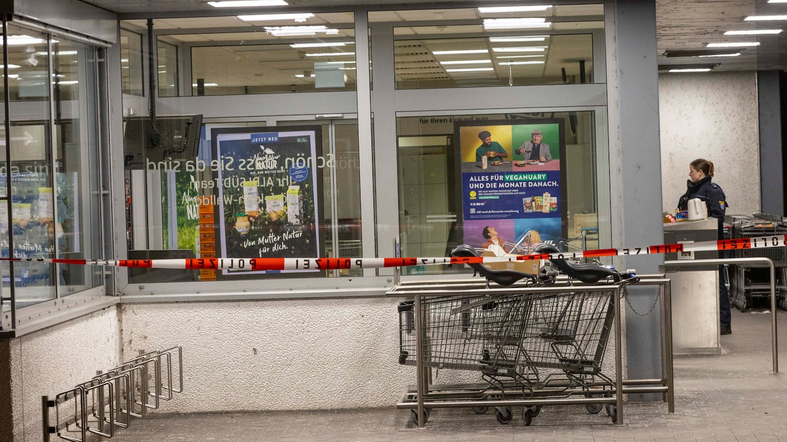 Stalker schießt Supermarkt-Kassiererin in den Kopf