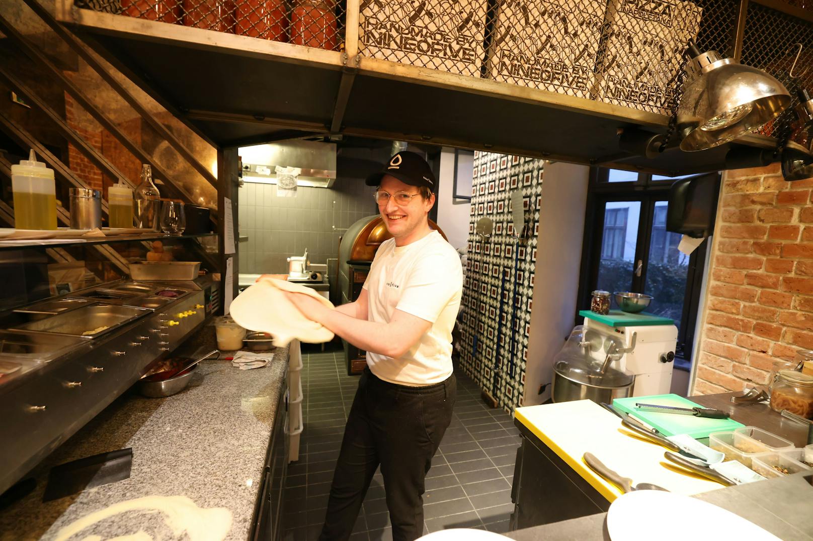 Der Küchenchef im NineOfive ist Antoine, er stammt aus Südfrankreich. In seiner Küche hat er originale Pizzaioli (Pizzabäcker) mit Napoli Diplom.