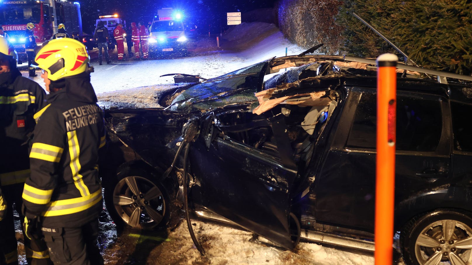 Peugeot-Fahrer kollidiert an Kreuzung mit Schneepflug