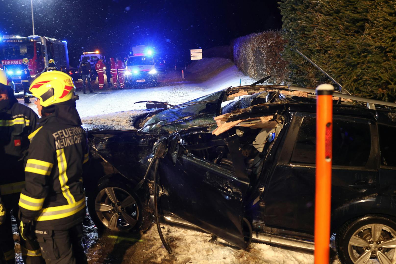 Ein schwerer Unfall zwischen einem Pkw und einem Schneepflug in Neukirchen am Walde (Bezirk Grieskirchen) am späten Montagabend ging offenbar verhältnismäßig glimpflich aus.