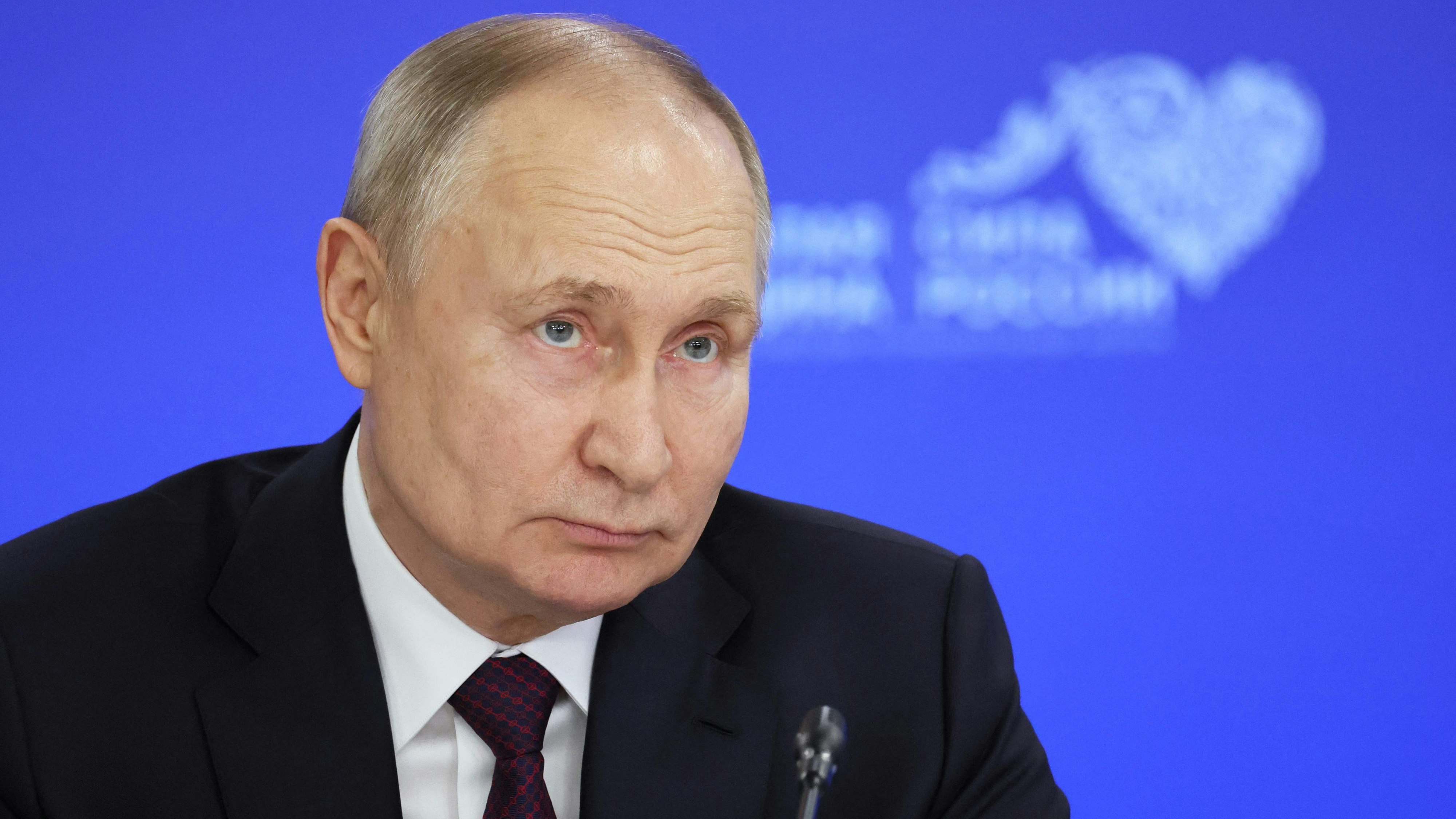 Download von www.picturedesk.com am 16.01.2024 (19:18).  In this pool photograph distributed by Russian state agency Sputnik, Russian President Vladimir Putin meets with heads of municipalities in the constituent entities of Russia as part of the All-Russian Municipal Forum "Small Motherland - the Strength of Russia", in the Moscow region on January 16, 2024. (Photo by Sergei SAVOSTYANOV / POOL / AFP) - 20240116_PD9380 - Rechteinfo: Rights Managed (RM) Nur für redaktionelle Nutzung! Werbliche Nutzung erfordert Freigabe: bitte schicken Sie uns eine Anfrage.