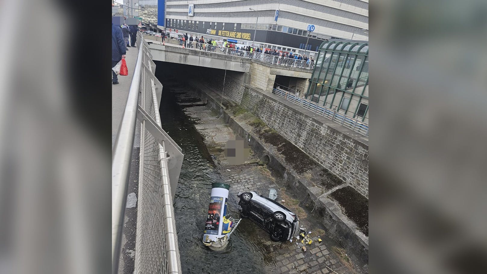 Ein Pkw stürzte in den Wienfluss.
