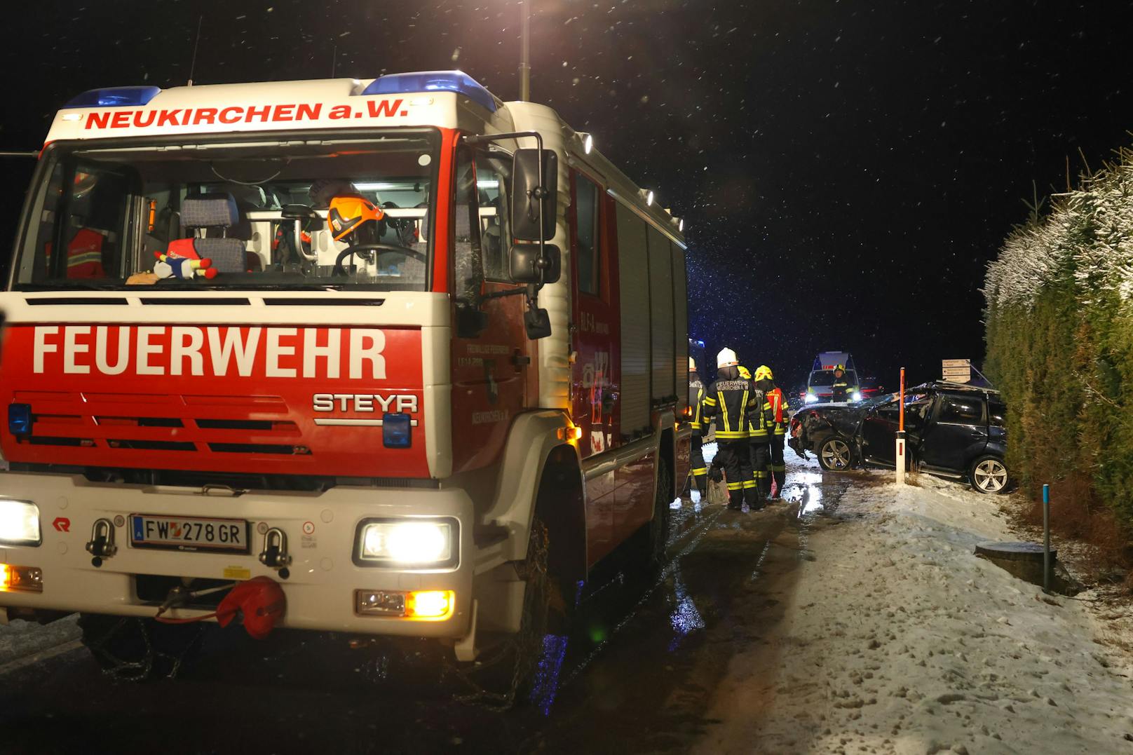 Ein schwerer Unfall zwischen einem Pkw und einem Schneepflug in Neukirchen am Walde (Bezirk Grieskirchen) am späten Montagabend ging offenbar verhältnismäßig glimpflich aus.