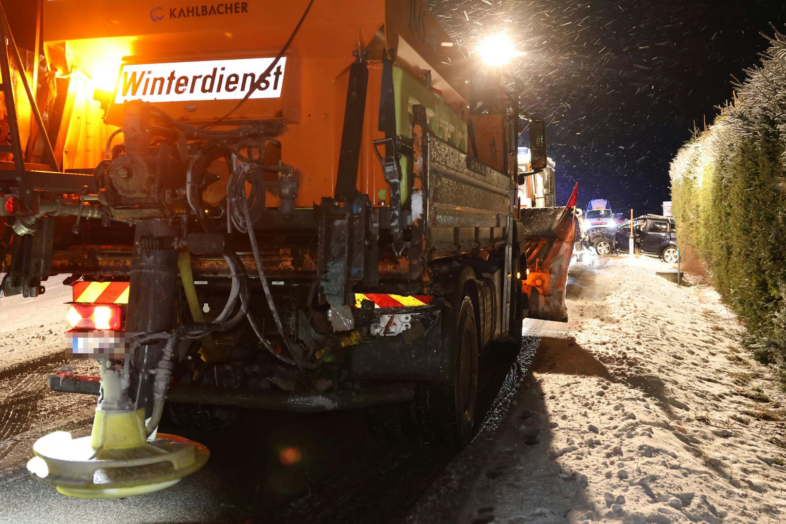 Ein schwerer Unfall zwischen einem Pkw und einem Schneepflug in Neukirchen am Walde (Bezirk Grieskirchen) am späten Montagabend ging offenbar verhältnismäßig glimpflich aus.