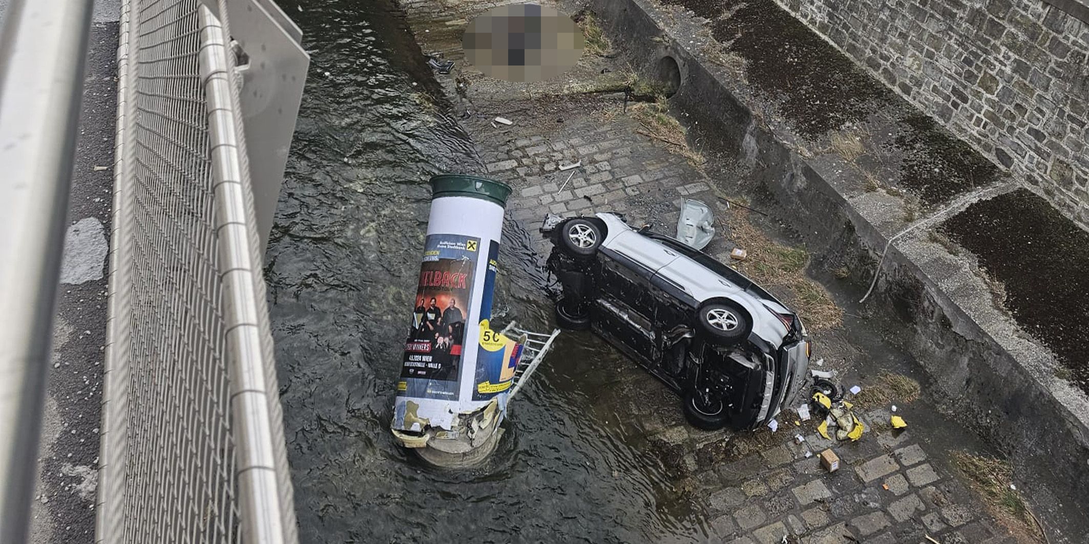 An der Linken Wienzeile donnerte ein Auto mehrere Meter in die Tiefe.
