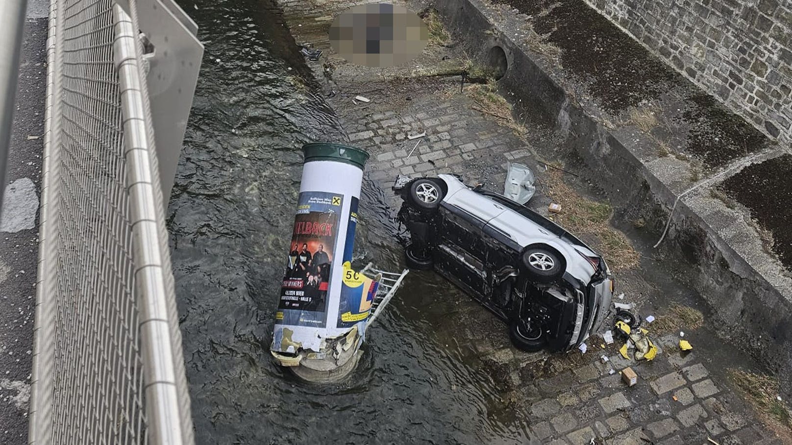Autofahrer stürzt metertief in den Wienfluss ab