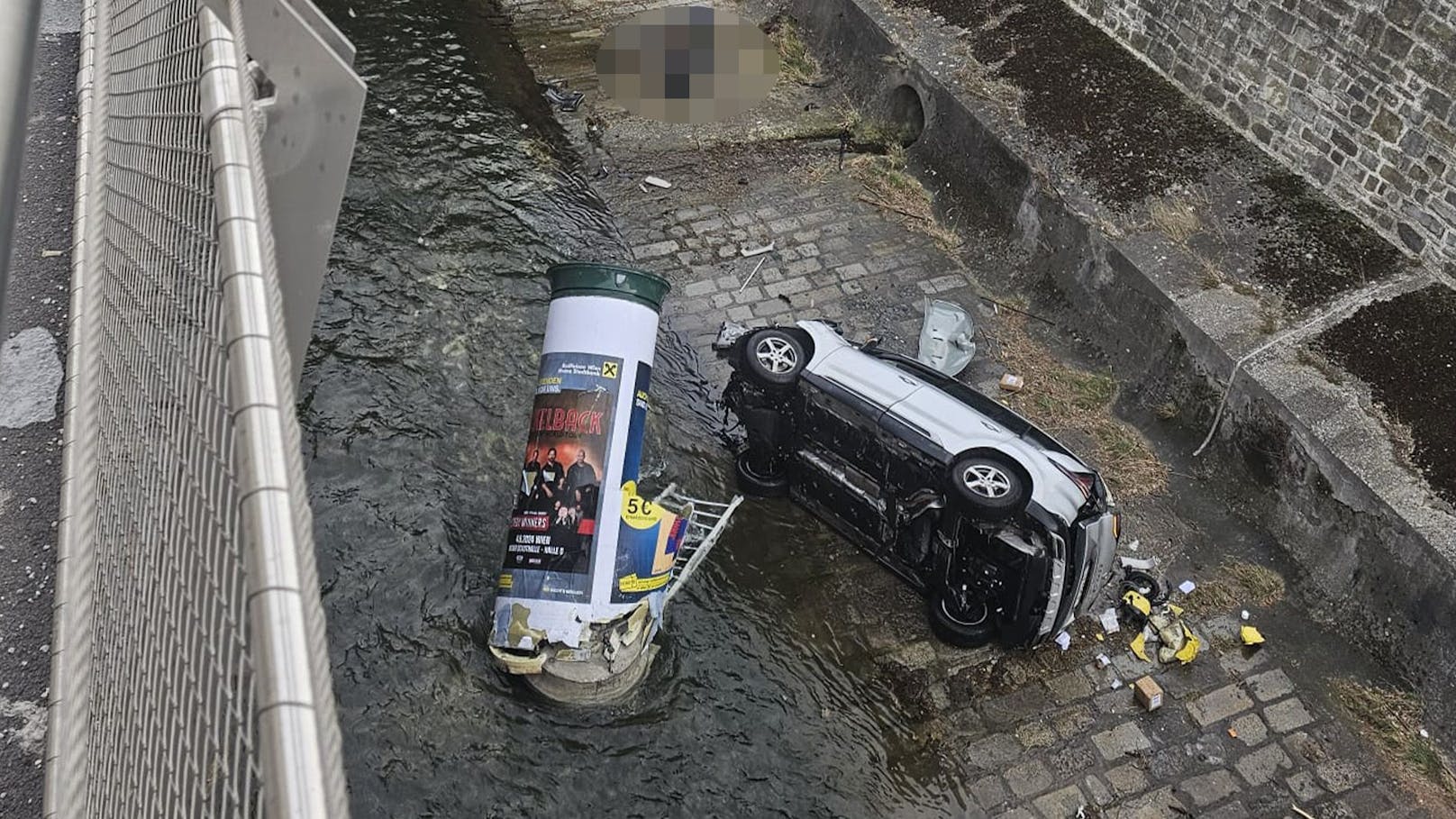 Auf der linken Wienzeile stürzte ein Auto am Dienstagnachmittag mehrere Meter in die Tiefe.