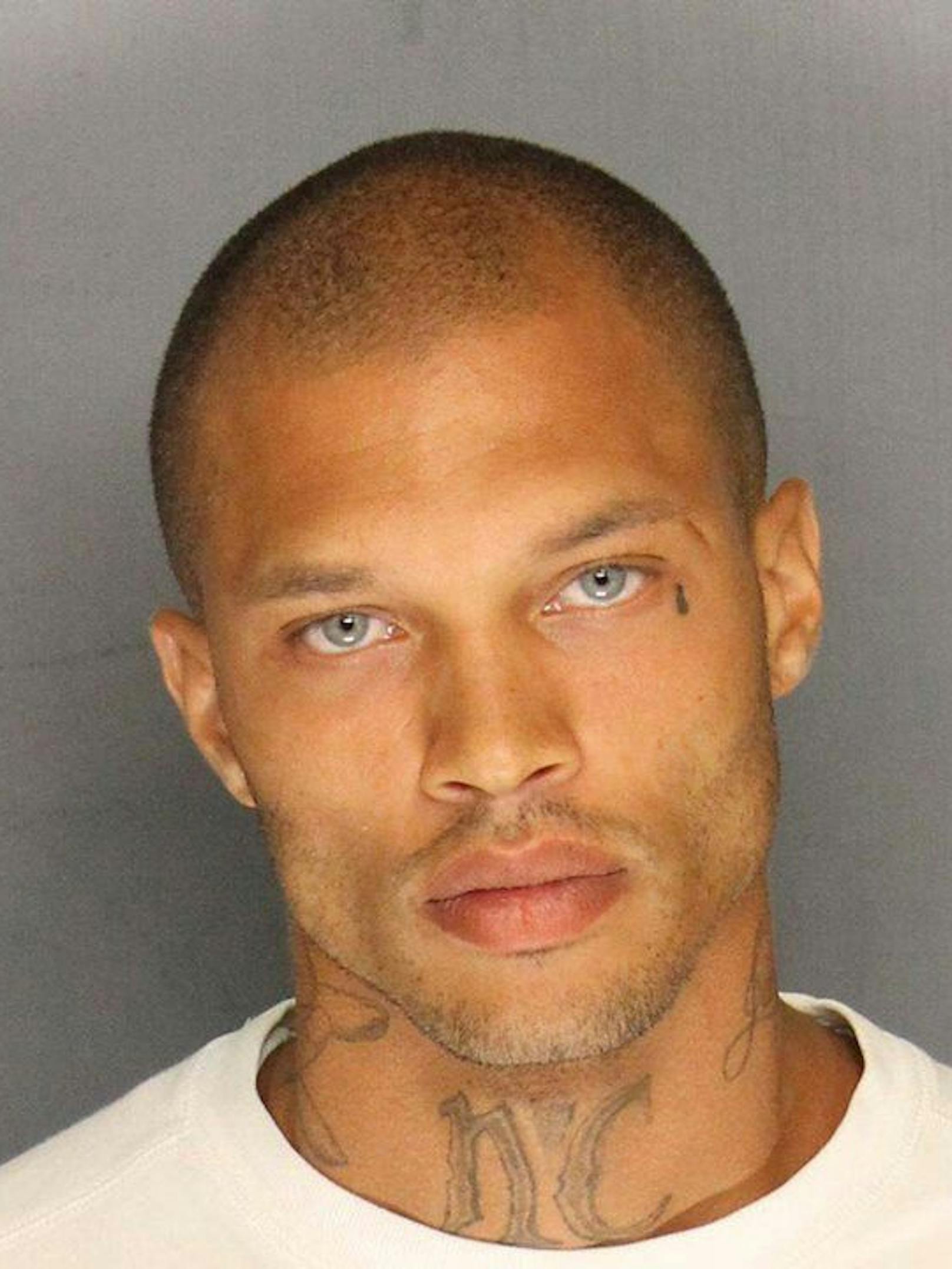 Berühmtes "Vorbild" für Koval? Der US-Amerikaner Jeremy Meeks wurde mit seinem Mugshot 2014 zum Star, nachdem sein Foto viral ging.