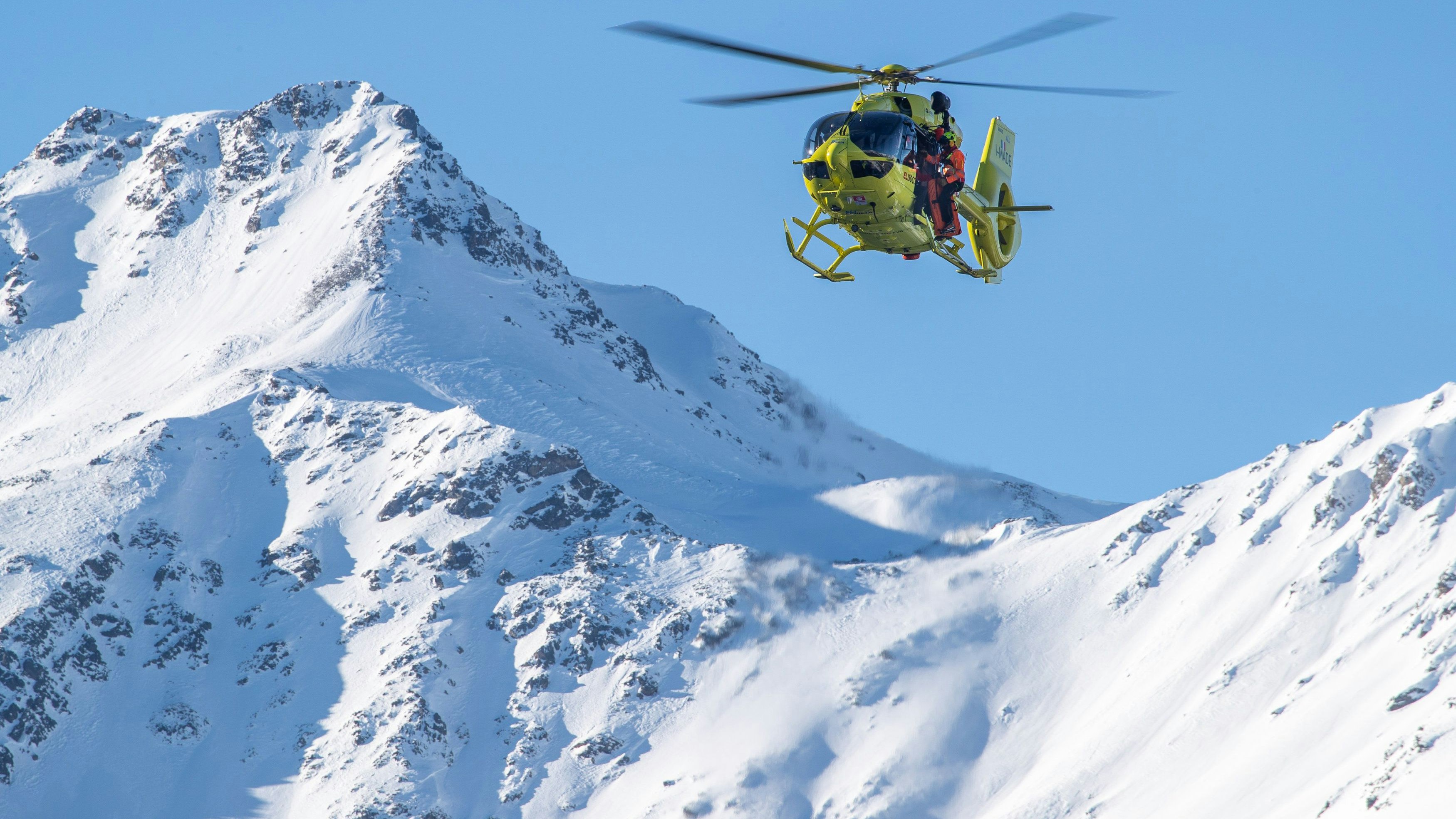 Der Skifahrer wurde schwer verletzt ins Spital geflogen. (Symbolbild)