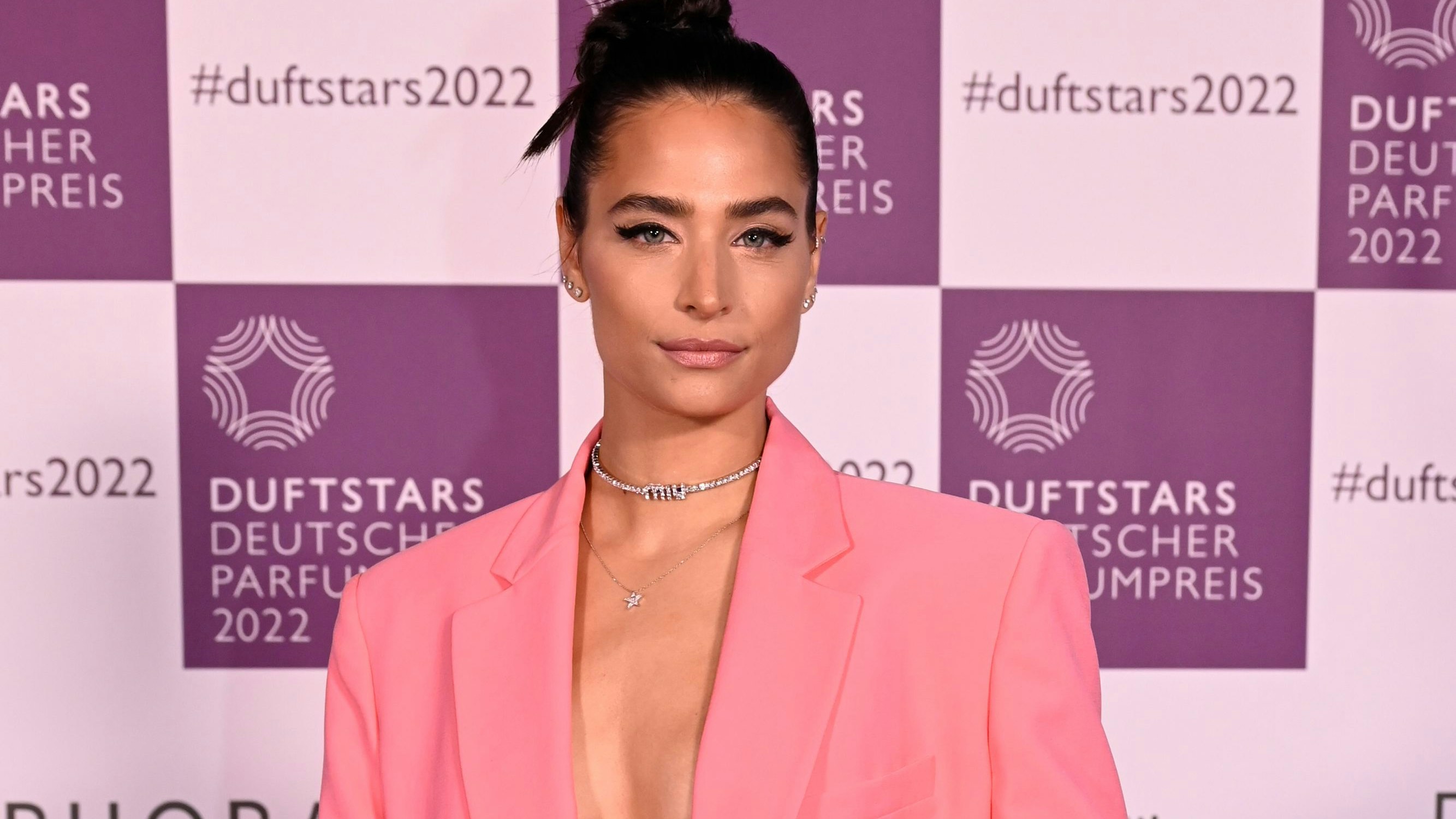 Amira Pocher wurde in einer innigen Umarmung mit einem Mann gesichtet.