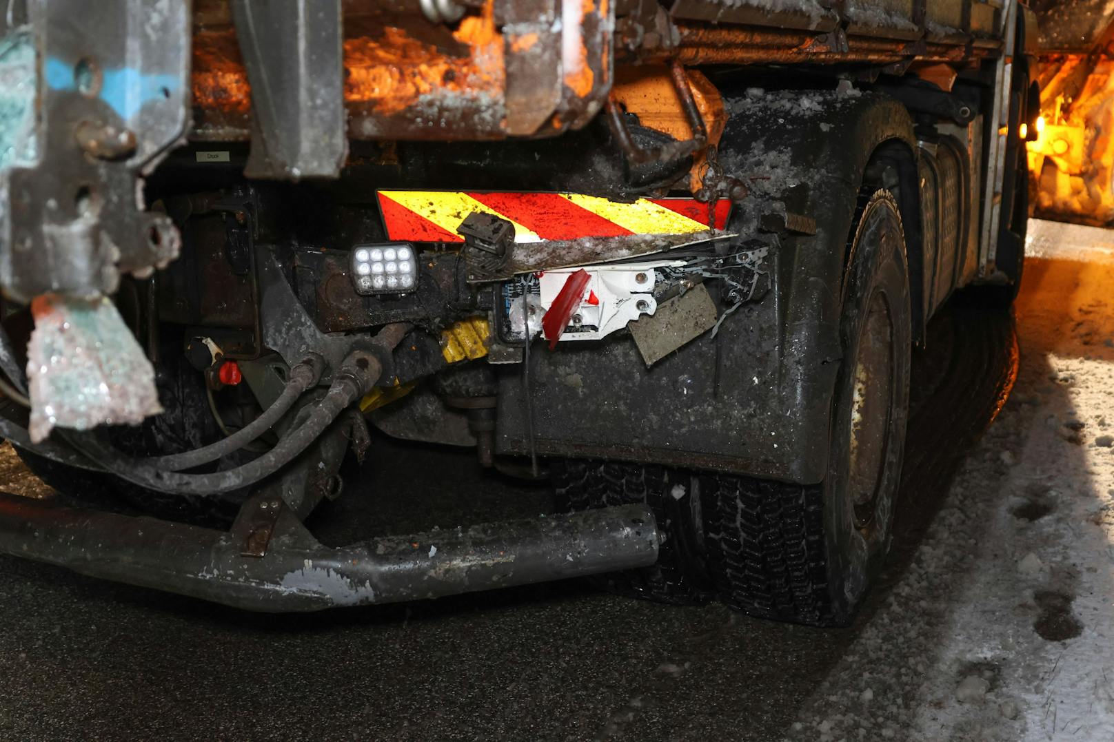 Ein schwerer Unfall zwischen einem Pkw und einem Schneepflug in Neukirchen am Walde (Bezirk Grieskirchen) am späten Montagabend ging offenbar verhältnismäßig glimpflich aus.