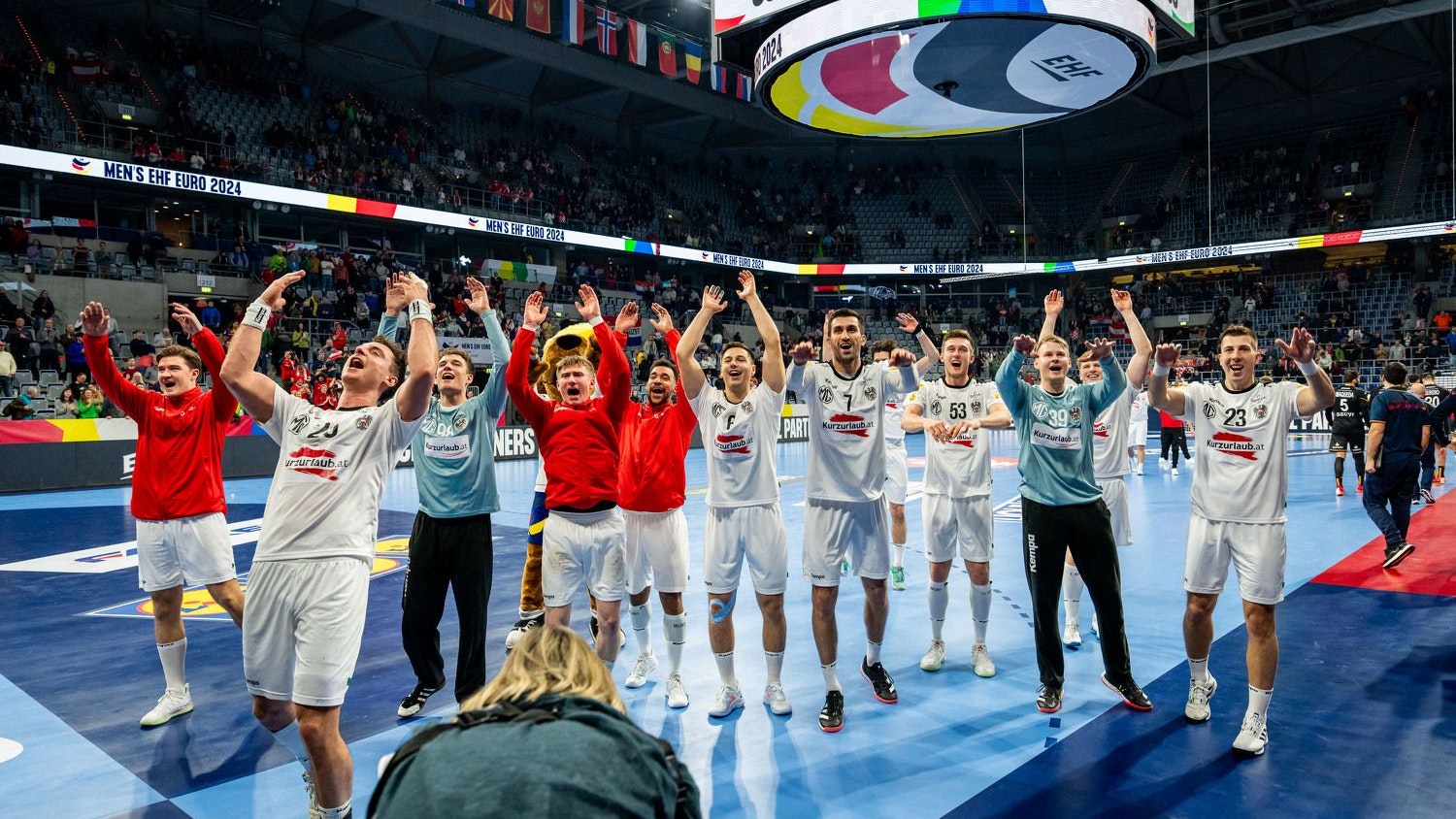 Österreichs Helden beim Jubel mit den mitgereisten Fans.
