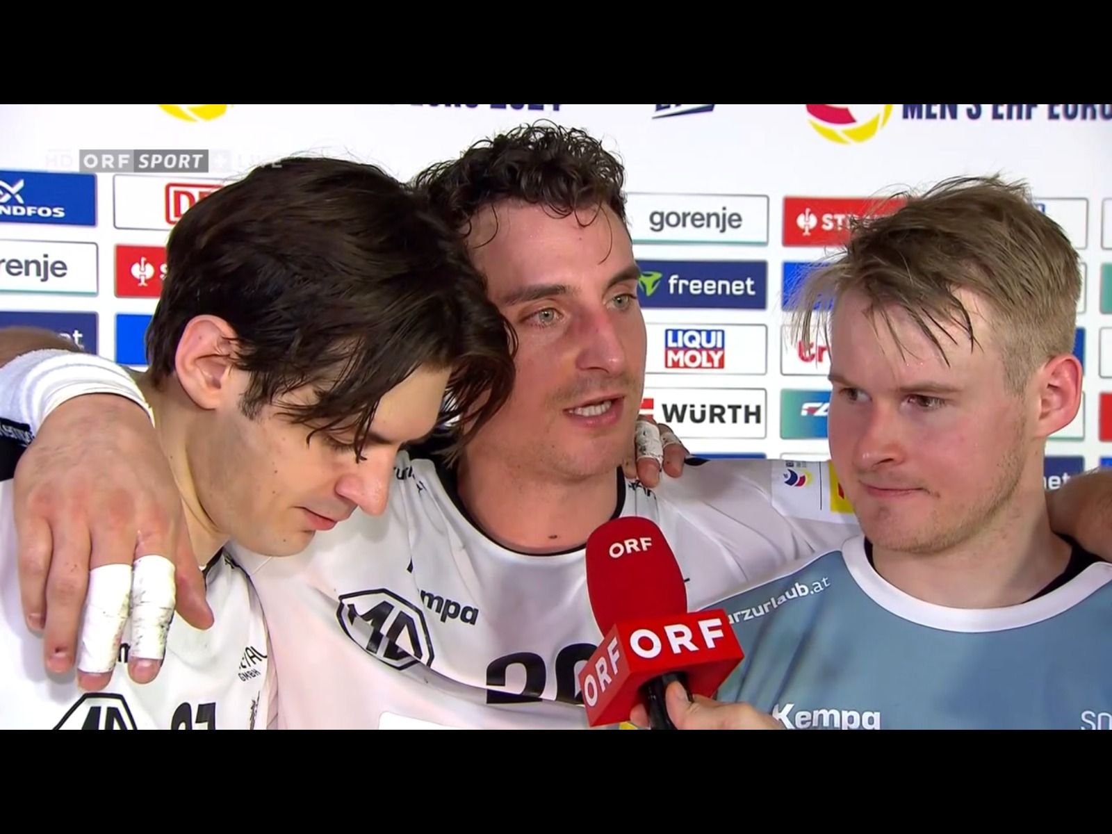 Die Handball-Helden konnten ihre Emotionen nicht mehr zurückhalten.
