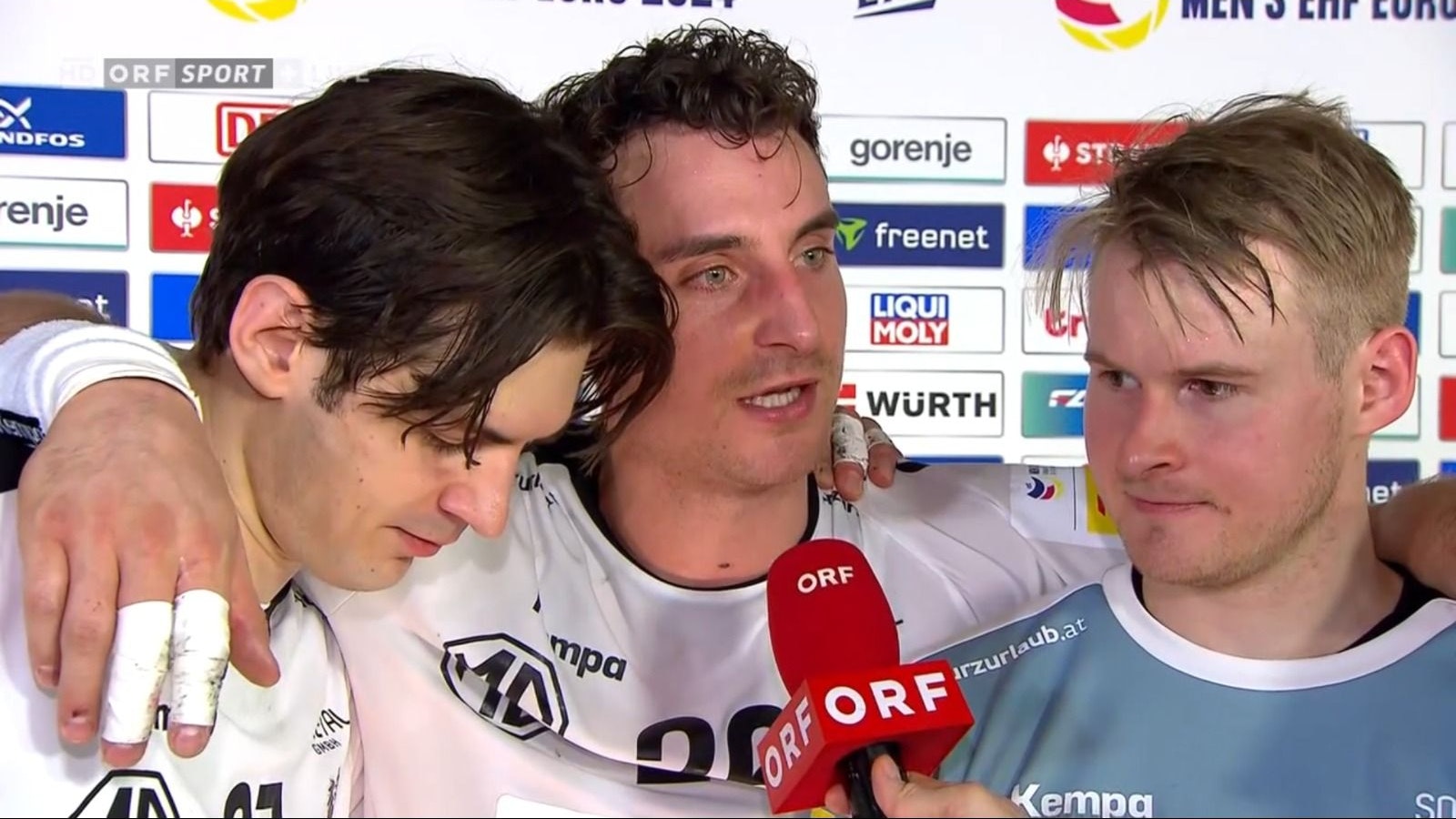 Die Handball-Helden konnten ihre Emotionen nicht mehr zurückhalten.