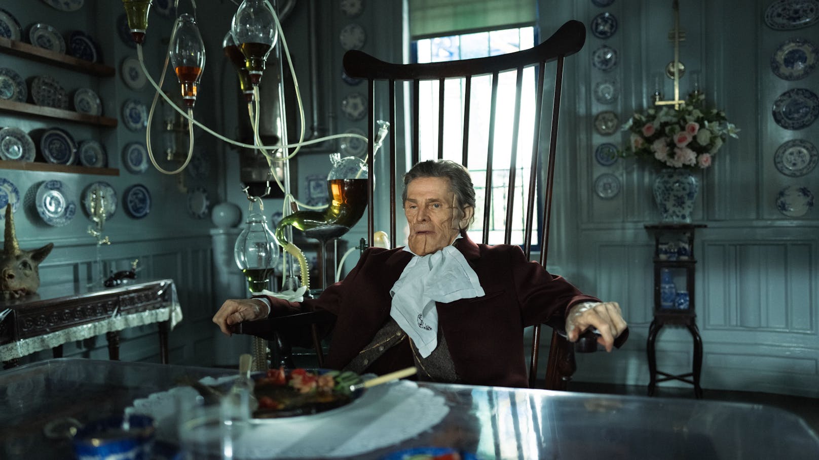 Willem Dafoe als entstellter Arzt Godwin Baxter in "Poor Things"