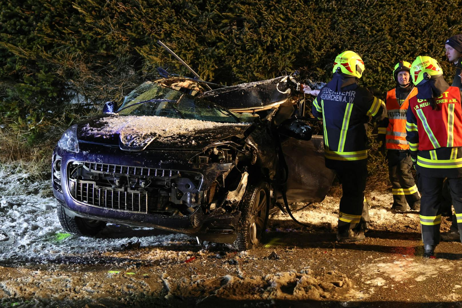 Ein schwerer Unfall zwischen einem Pkw und einem Schneepflug in Neukirchen am Walde (Bezirk Grieskirchen) am späten Montagabend ging offenbar verhältnismäßig glimpflich aus.