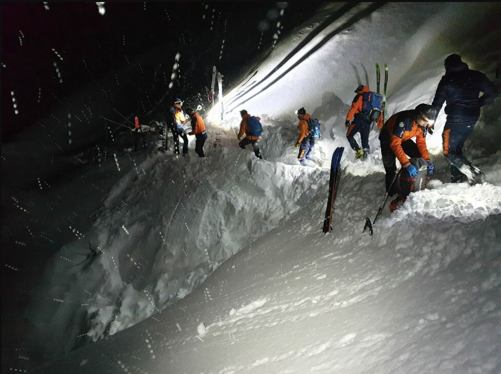 Schwieriges Mannöver: Die Bergrettung von Mittersill musste am Montag einen betrunkenen Snowboarder retten.
