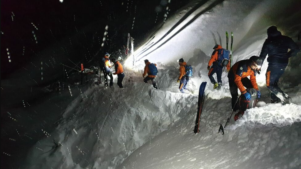 Schwieriges Mannöver: Die Bergrettung ...