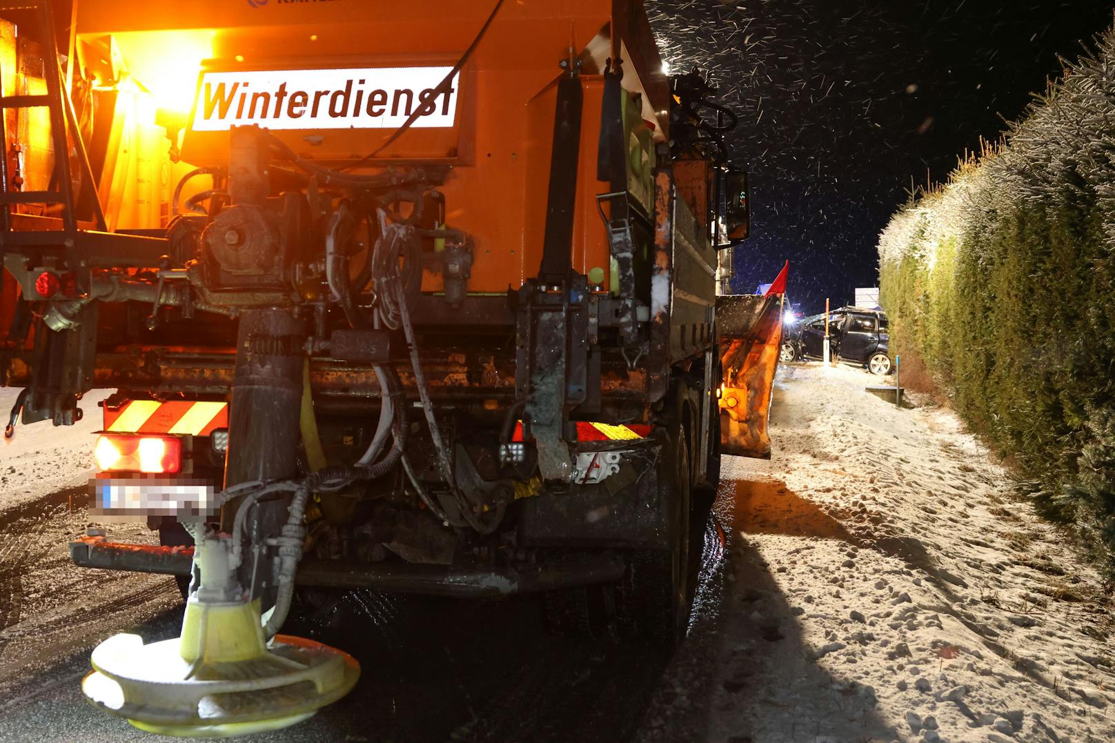 Ein schwerer Unfall zwischen einem Pkw und einem Schneepflug in Neukirchen am Walde (Bezirk Grieskirchen) am späten Montagabend ging offenbar verhältnismäßig glimpflich aus.