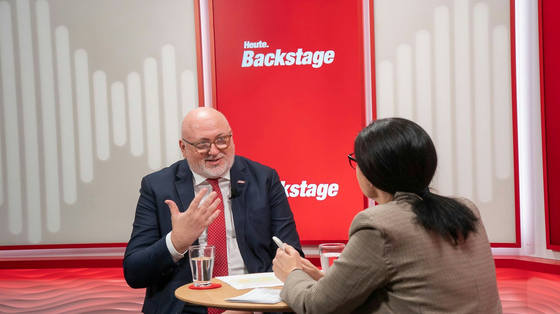 studiointerview mit öbb-chef andreas matthä im heute studio mit lydia matzka-saboi,  20240111 foto: helmut graf/tageszeitung heute
