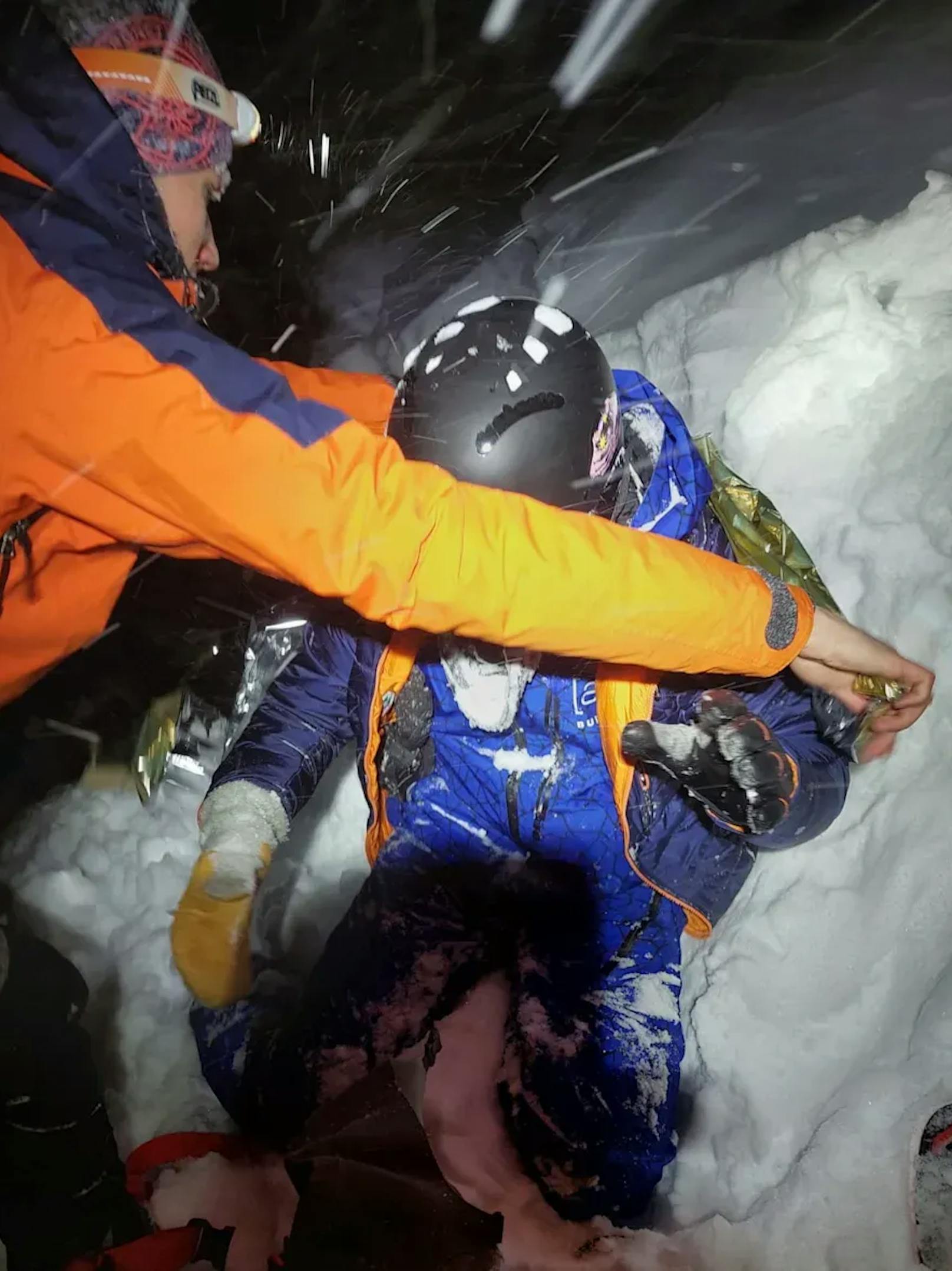 Mission geglückt: Nach zweistündiger Suche fanden die Retter den deutschen Alkohol-Snowboarder.